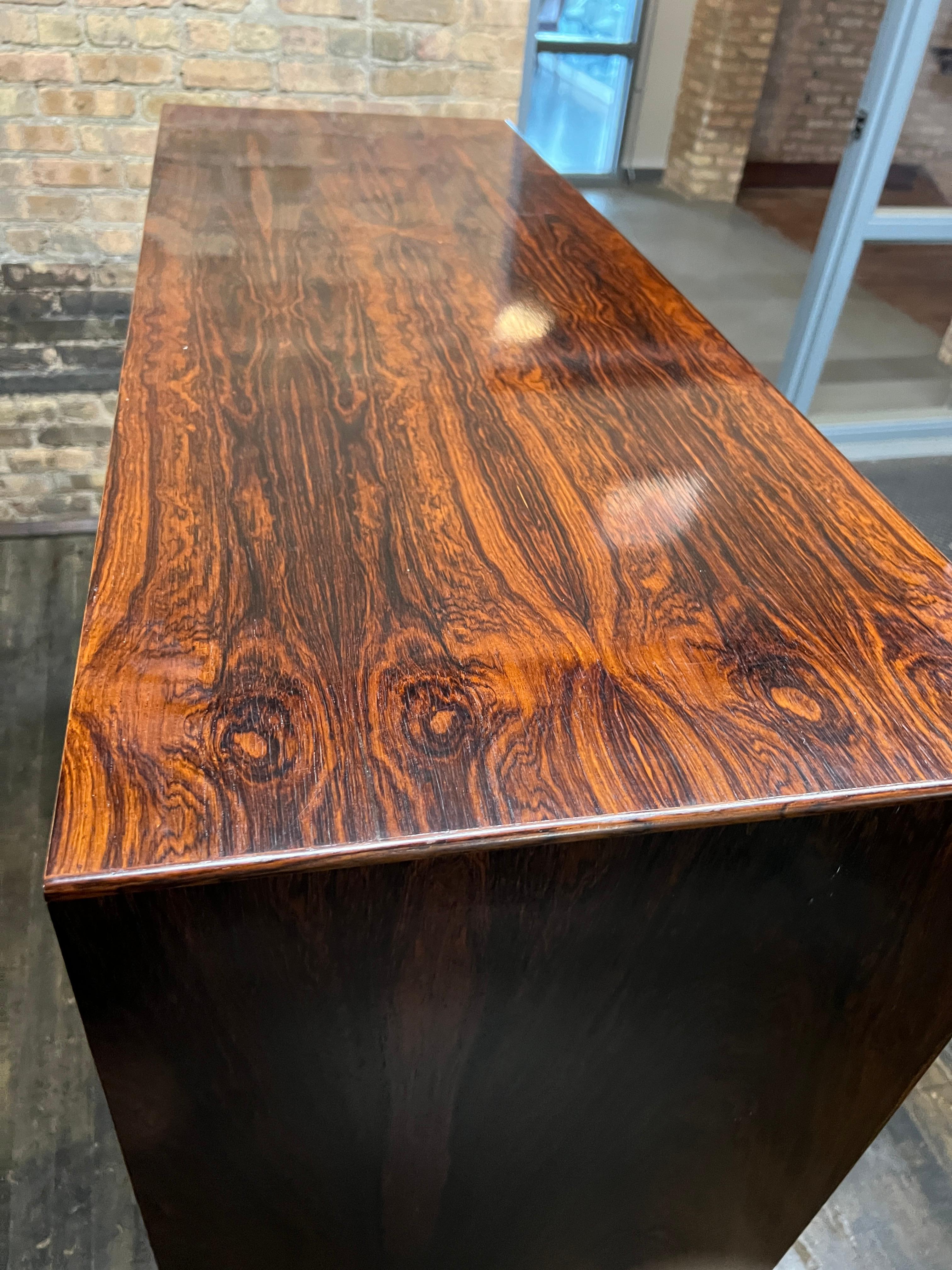 Westnofa - Coffre ou commode en palissandre d'origine danoise, moderne au milieu du siècle dernier en vente 1