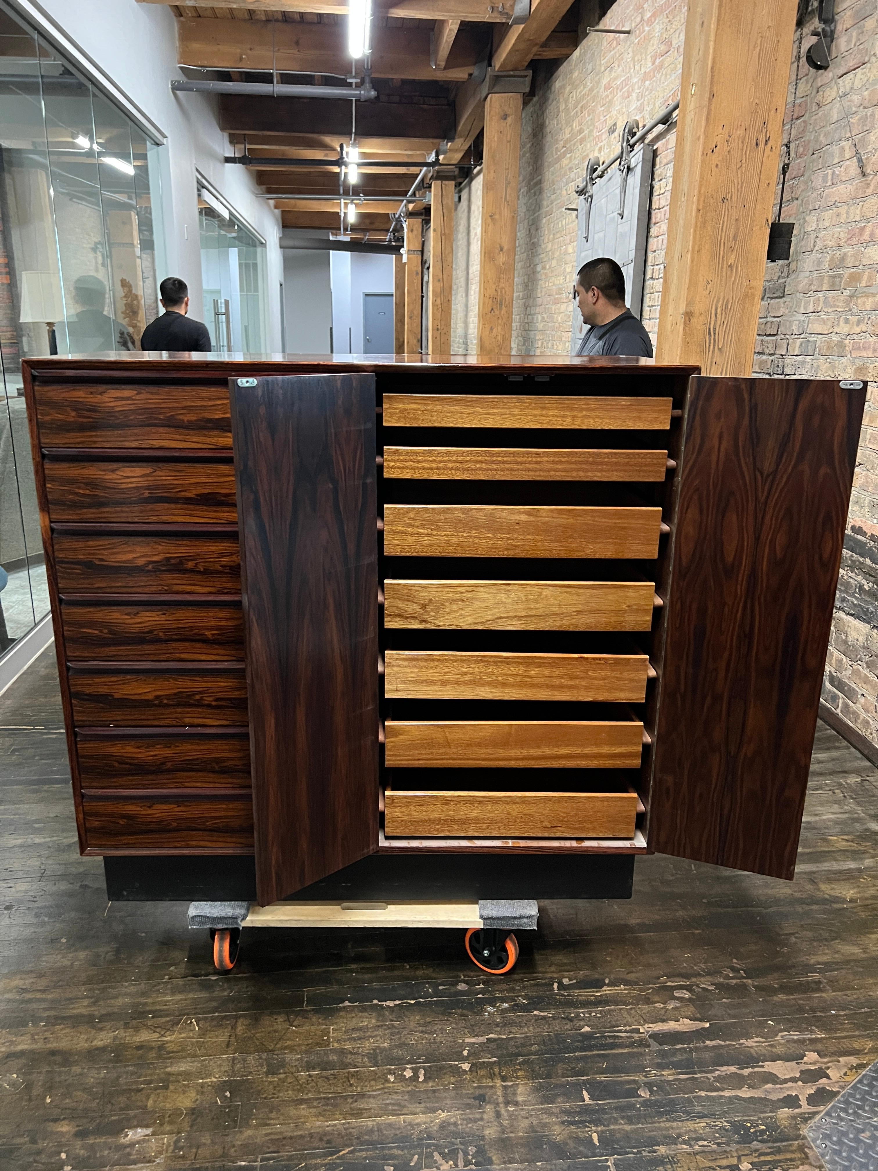 Westnofa - Coffre ou commode en palissandre d'origine danoise, moderne au milieu du siècle dernier en vente 2