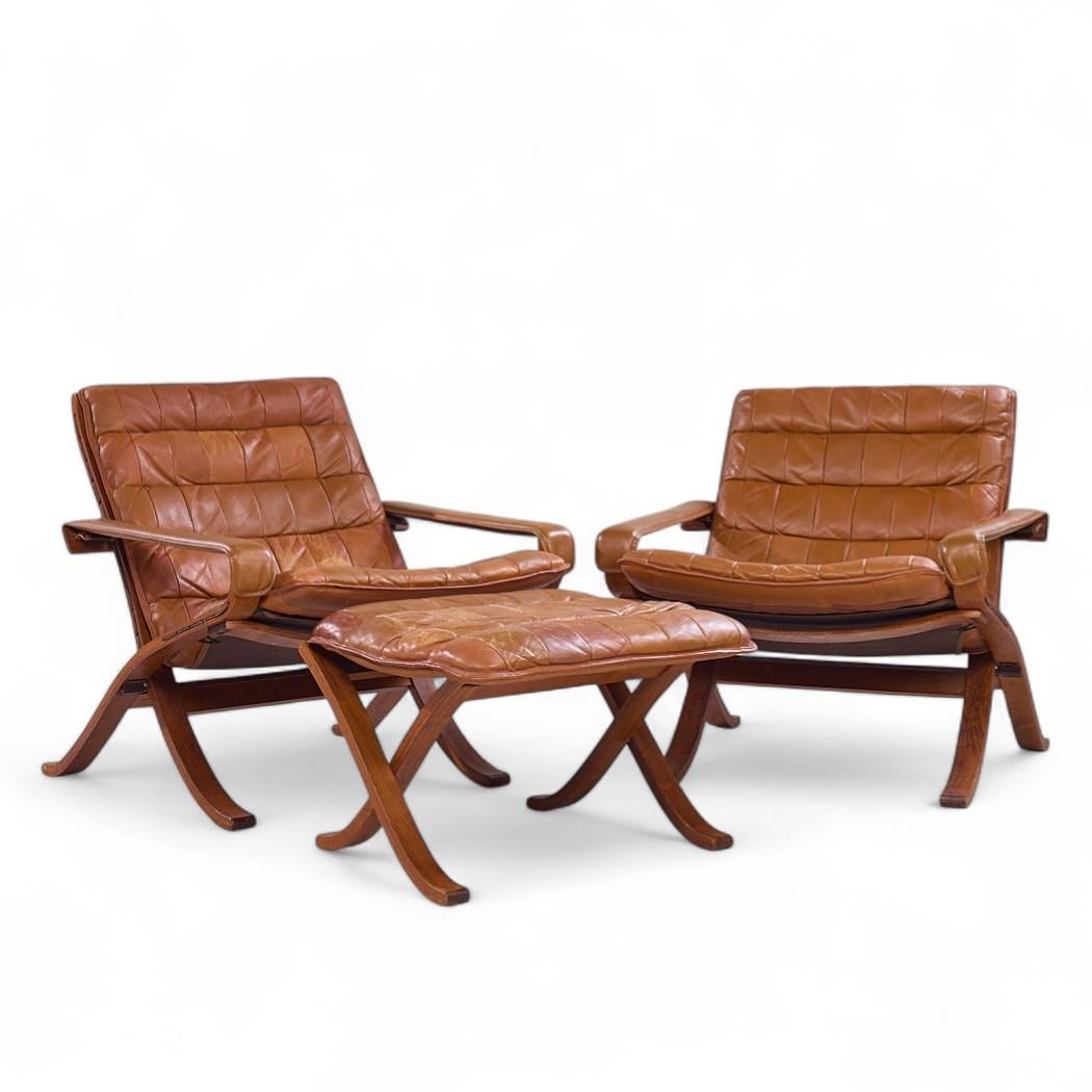 Westnofa Chaises longues norvégiennes du milieu du siècle en bentwood et cuir - Paire

Chaque chaise mesure : 28,5 de large x 33 de profond x 29 de haut, avec une hauteur d'assise de 18,5 pouces et une hauteur d'accoudoir de 19,75 pouces.
L'ottoman
