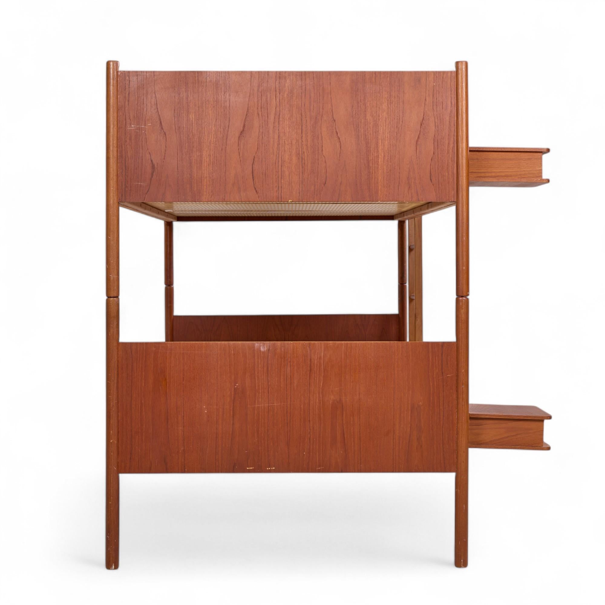 Westnofa Mid Century Norwegian Teak Bunk Bed In Good Condition For Sale In Franklin Park, IL