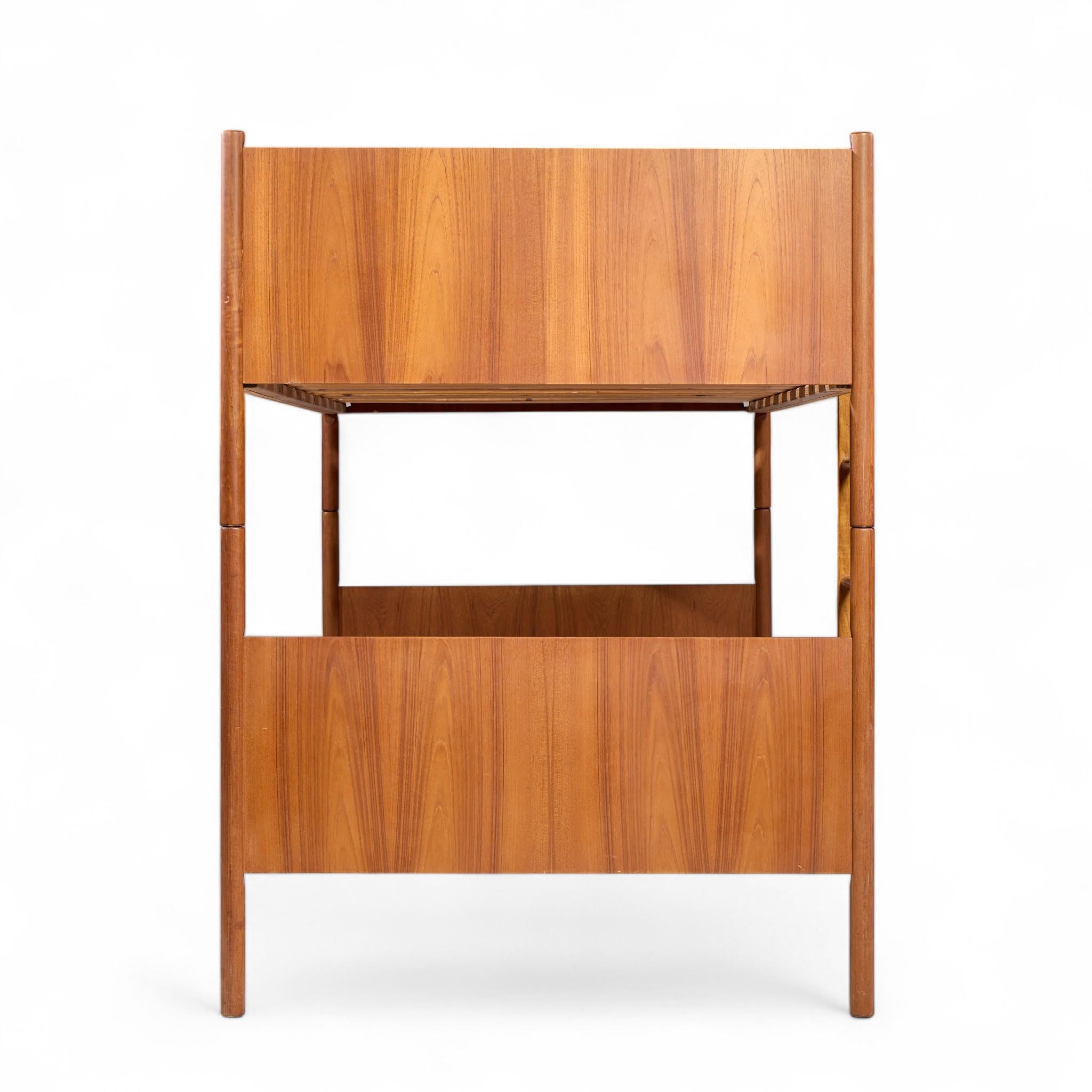 Litera de teca noruega Westnofa Mid Century Noruego en venta