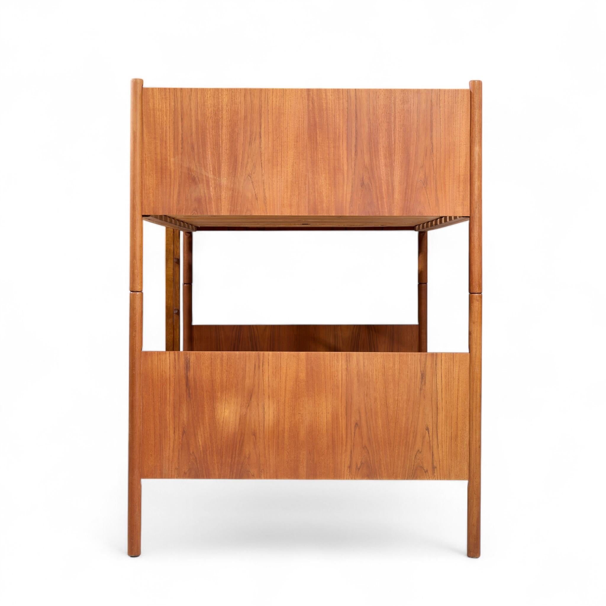 Litera de teca noruega Westnofa Mid Century en Bueno estado para la venta en Franklin Park, IL