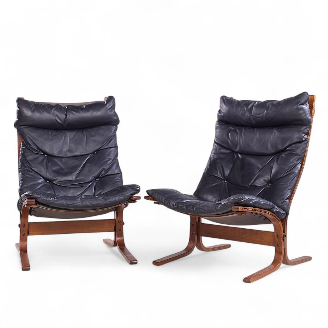 Sillas de salón Westnofa Mid Century Siesta Norwegian de madera curvada y cuero - Pareja Moderno de mediados de siglo en venta