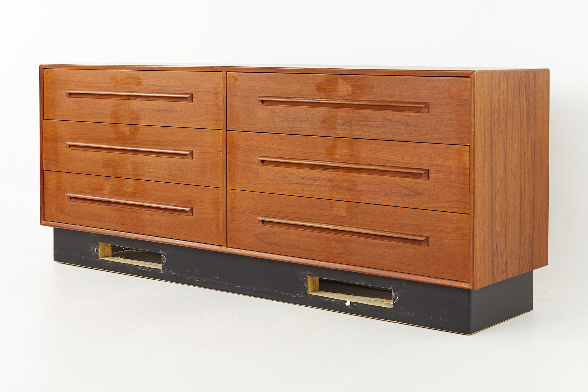 Mid-Century Modern Westnofa Mid Century Teck 6 Drawer Lowboy Dresser en vente