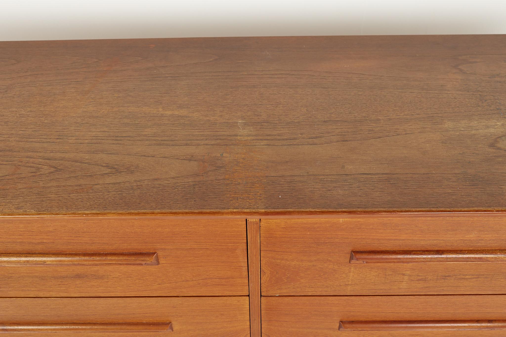 Westnofa Mid Century Teak 6 Drawer Lowboy Dresser In Good Condition For Sale In Countryside, IL