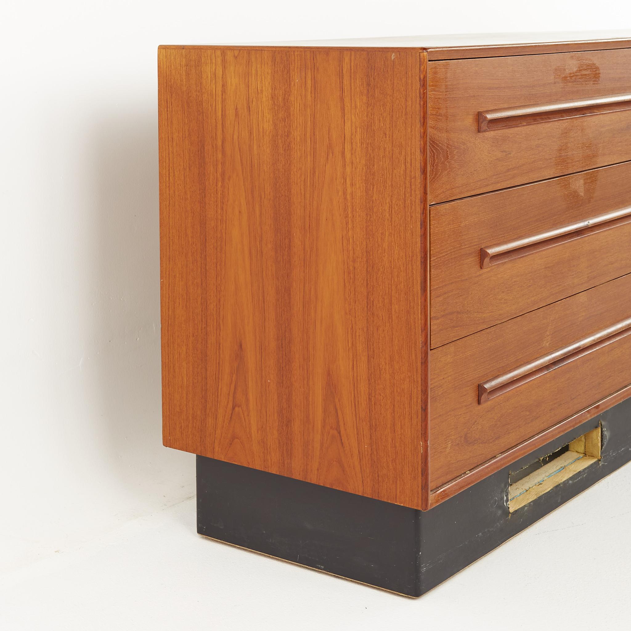 Westnofa Mid Century Teak 6 Drawer Lowboy Dresser For Sale 1