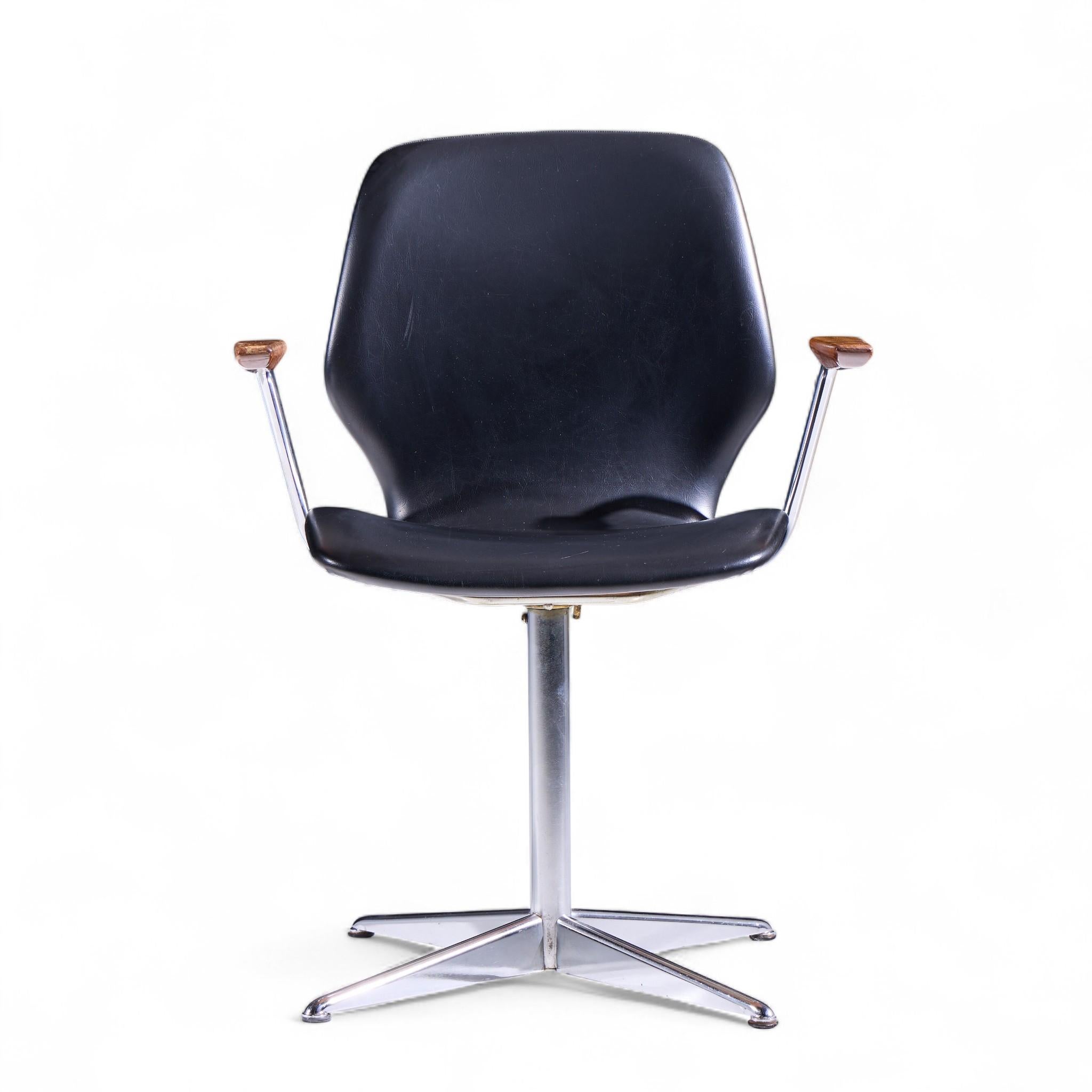 Westnofa Chaise pivotante en teck et chrome du milieu du siècle

Cette chaise mesure : 22,75 de large x 20 de profond x 31 de haut, avec une hauteur d'assise de 17,25 et une hauteur d'accoudoir de 23,25 pouces.

Très bon état Vintage.

Nous prenons