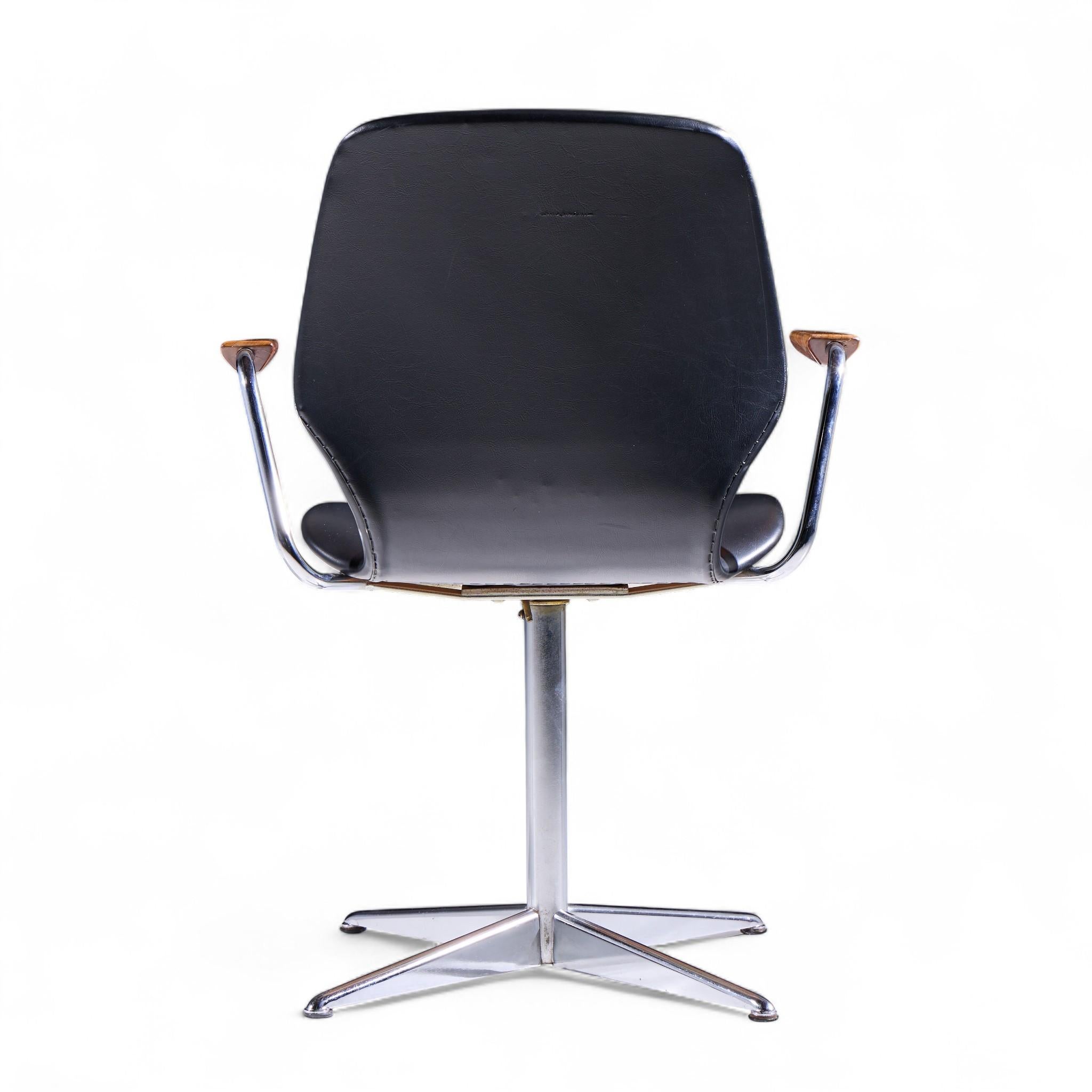 20ième siècle Westnofa Chaise pivotante en teck et chrome du milieu du siècle en vente