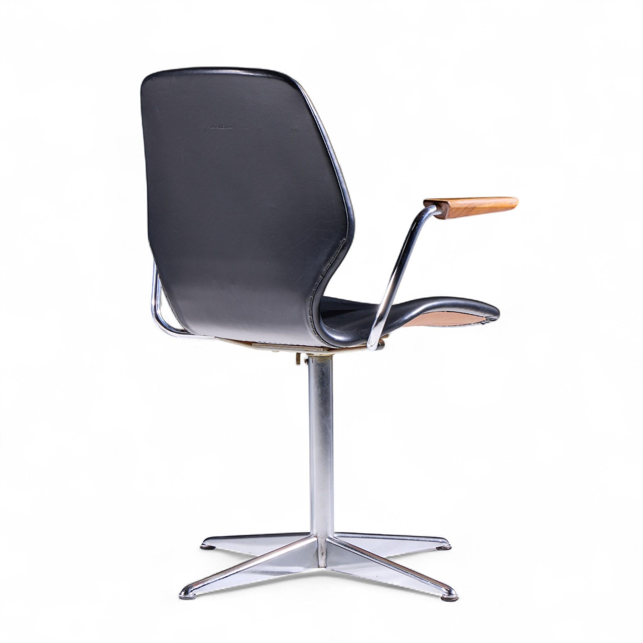 Tissu d'ameublement Westnofa Chaise pivotante en teck et chrome du milieu du siècle en vente