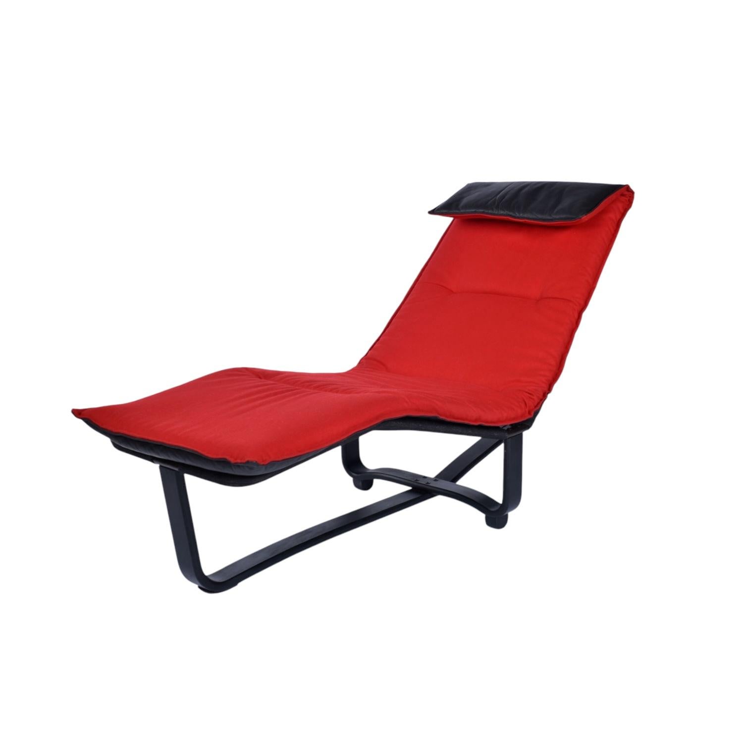 Westnofa Norwegian Black Leather and Red Wool Reversible Chaise Lounge For Sale 6