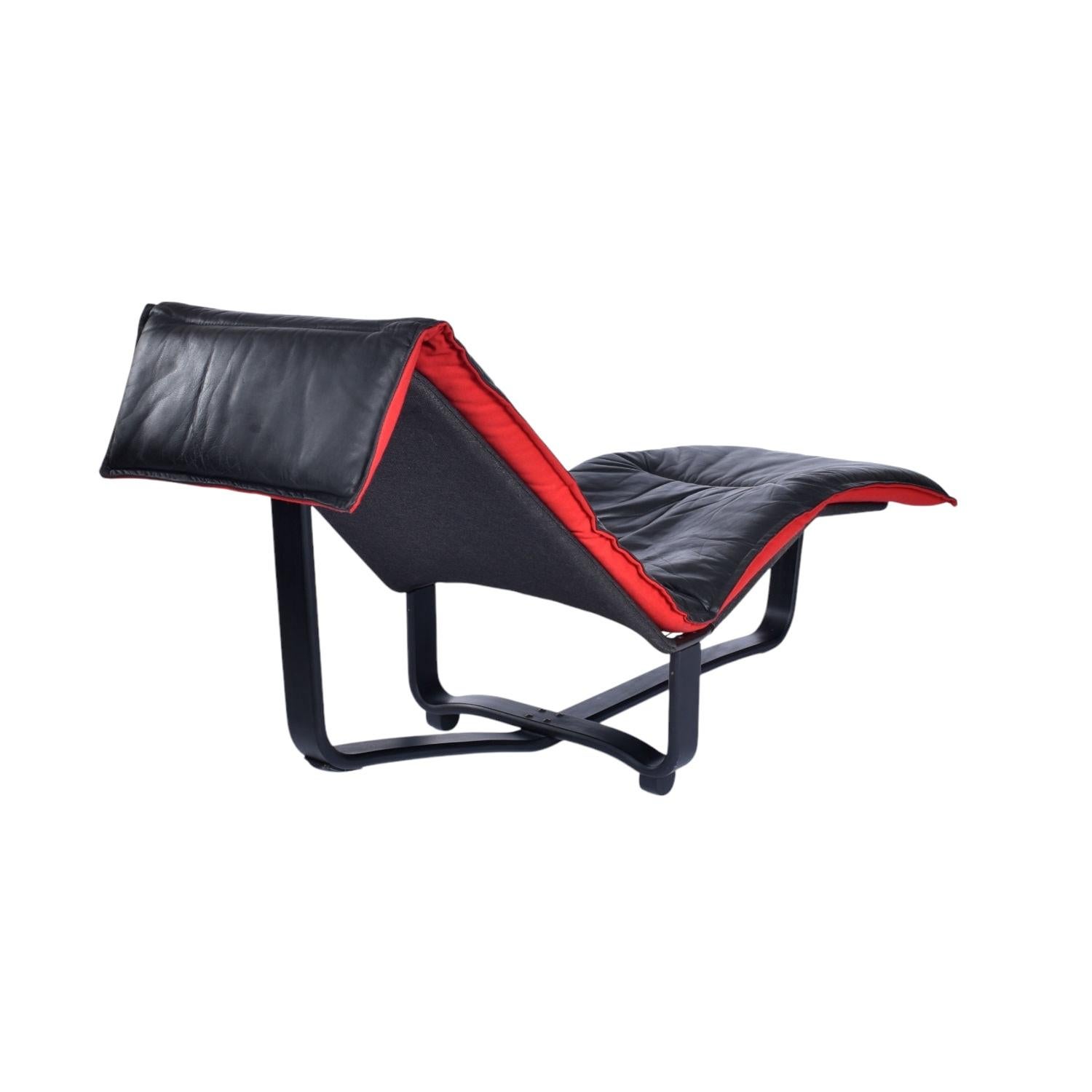 Westnofa Norwegian Black Leather and Red Wool Reversible Chaise Lounge For Sale 7