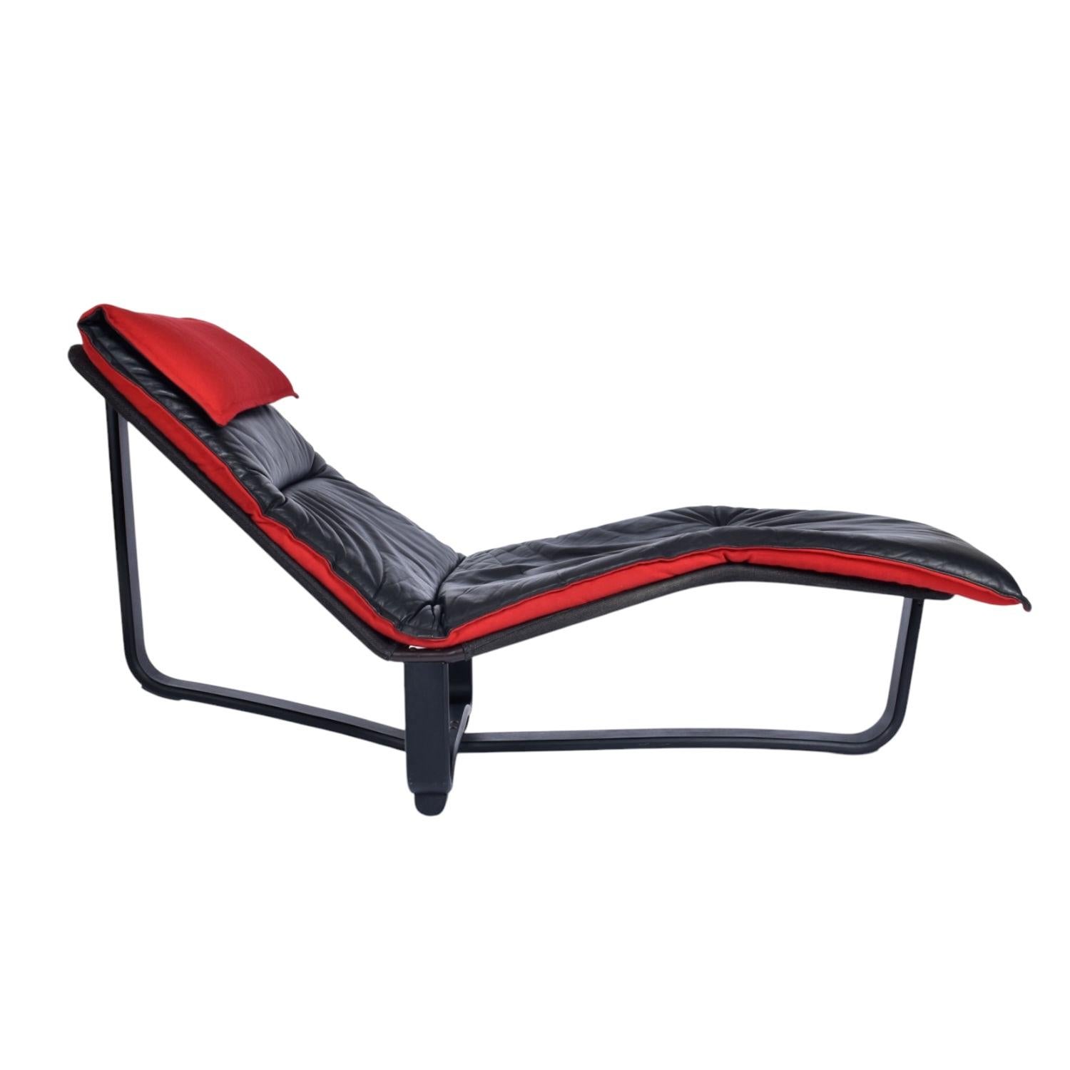 Westnofa Norwegian Black Leather and Red Wool Reversible Chaise Lounge For Sale 10