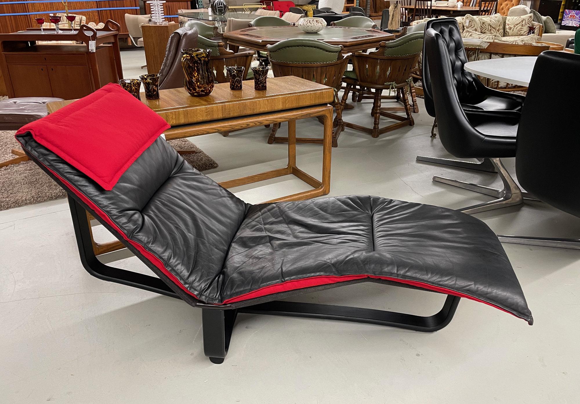 Westnofa Chaise Lounge Reversible Noruego de Piel Negra y Lana Roja en Excelente estado para la venta en Chattanooga, TN