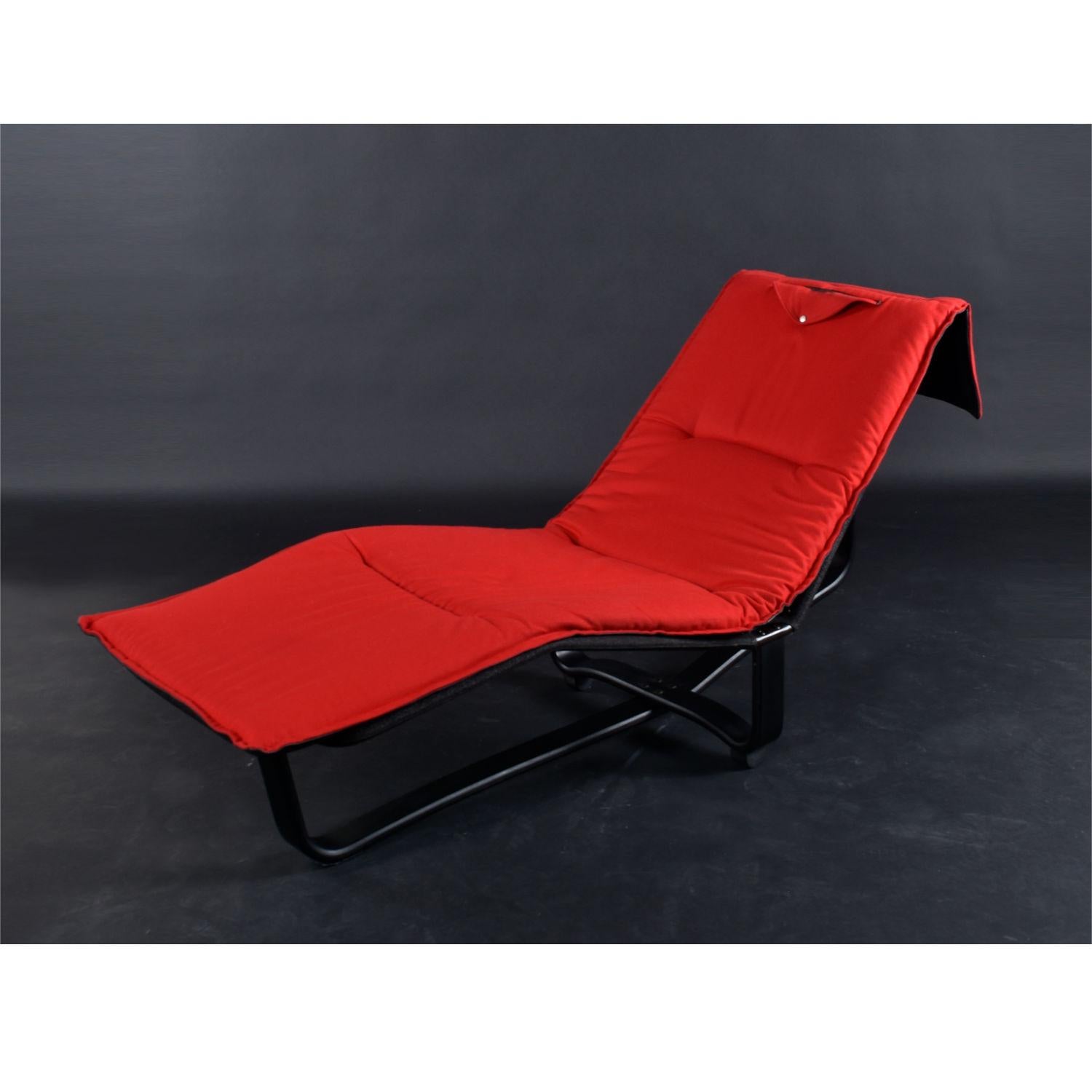 Westnofa Norwegian Black Leather and Red Wool Reversible Chaise Lounge In Excellent Condition For Sale In Chattanooga, TN