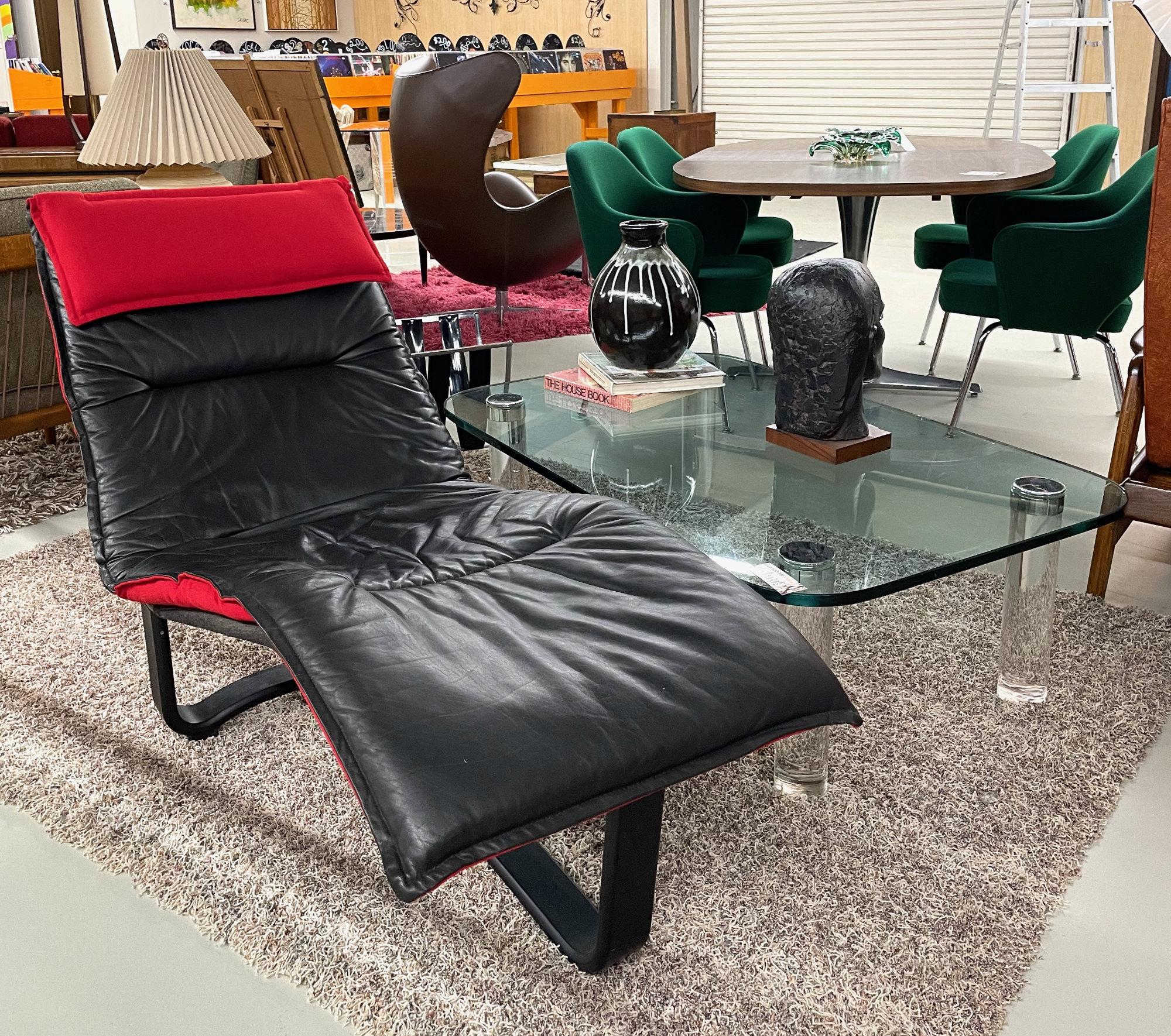 Westnofa Chaise Lounge Reversible Noruego de Piel Negra y Lana Roja en venta 1
