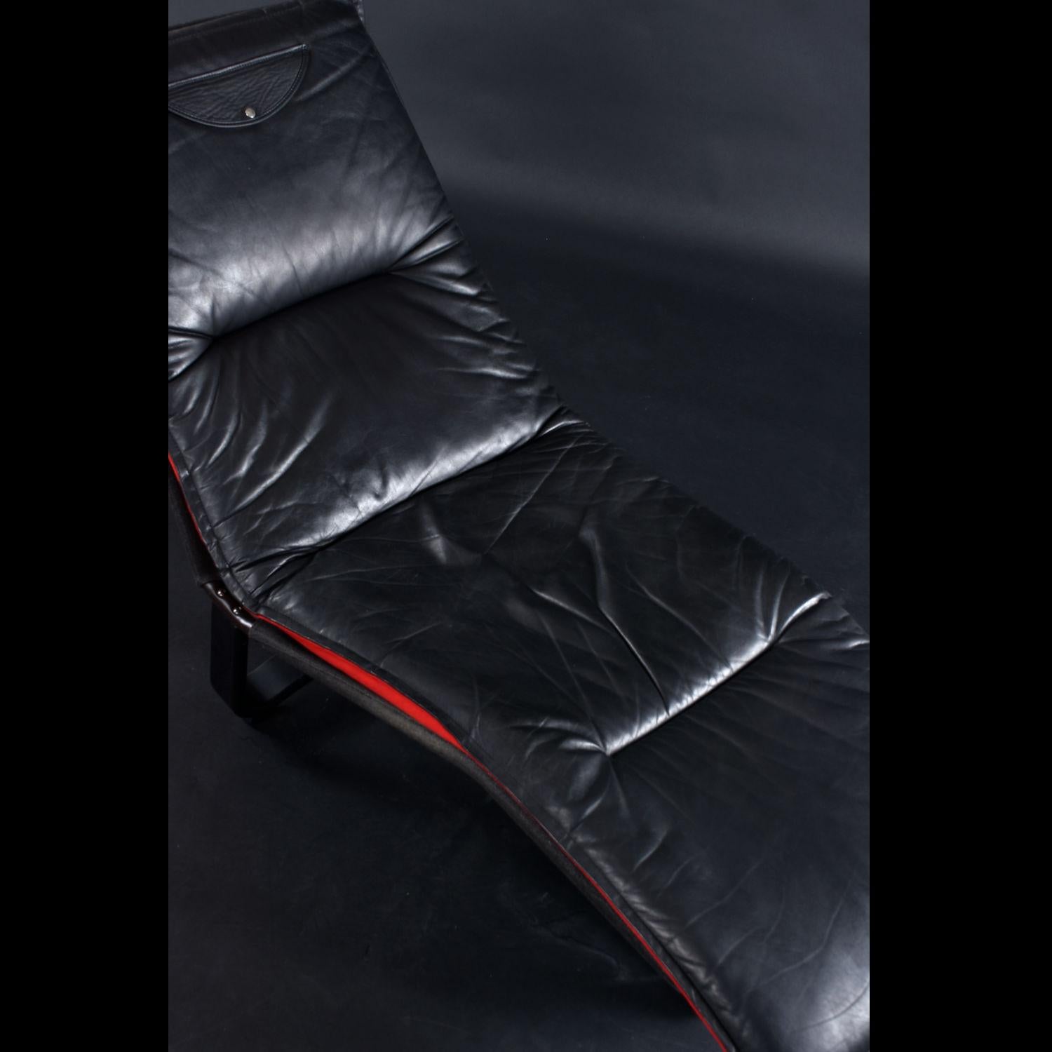 Westnofa Norwegian Black Leather and Red Wool Reversible Chaise Lounge For Sale 1