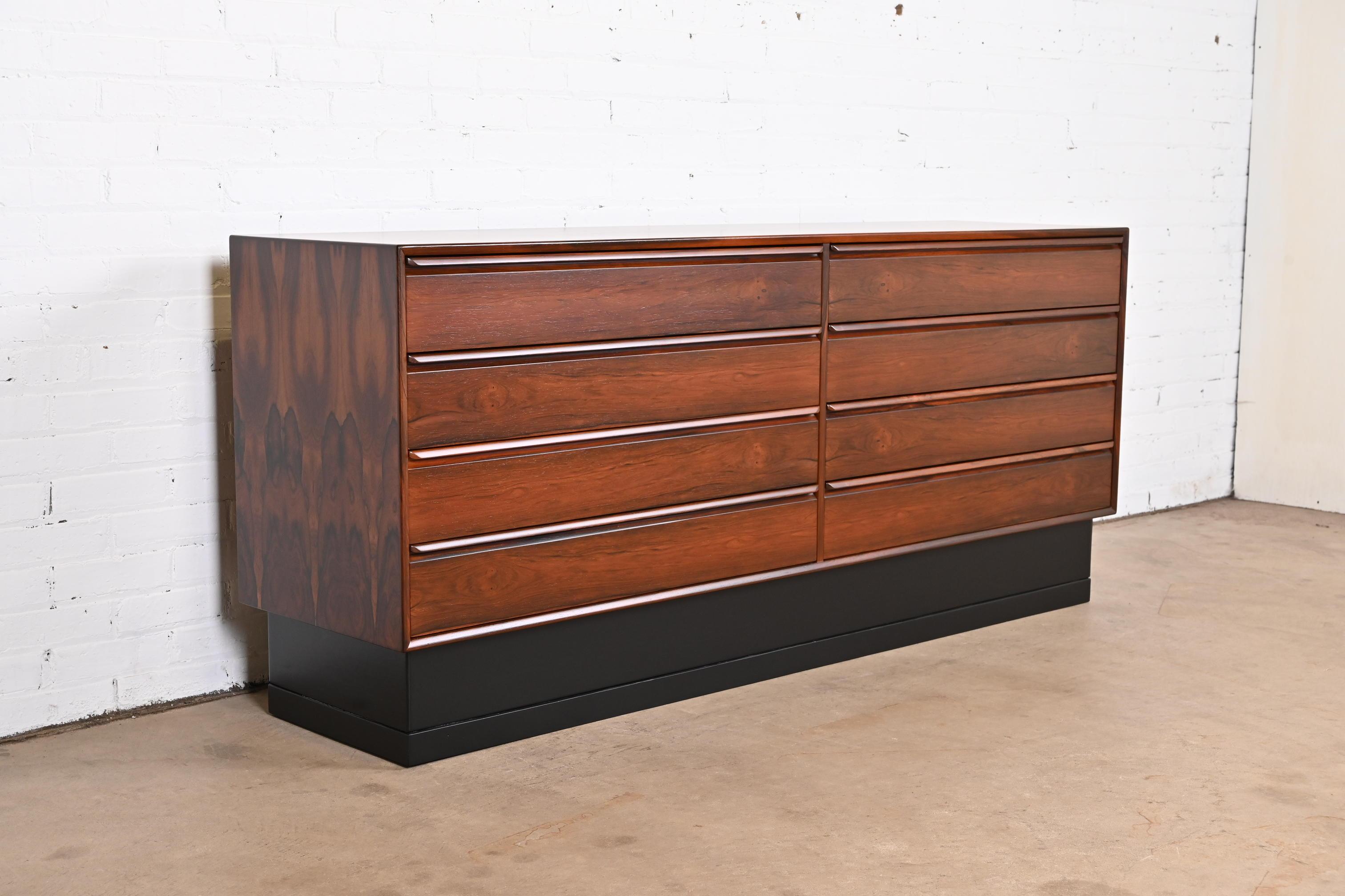 A gorgeous mid-century Scandinavian Modern eight-drawer dresser or credenza

By Westnofa Furniture

Norway, 1960s

Stunning book-matched rosewood, with black lacquered plinth base.

Measures: 71.63
