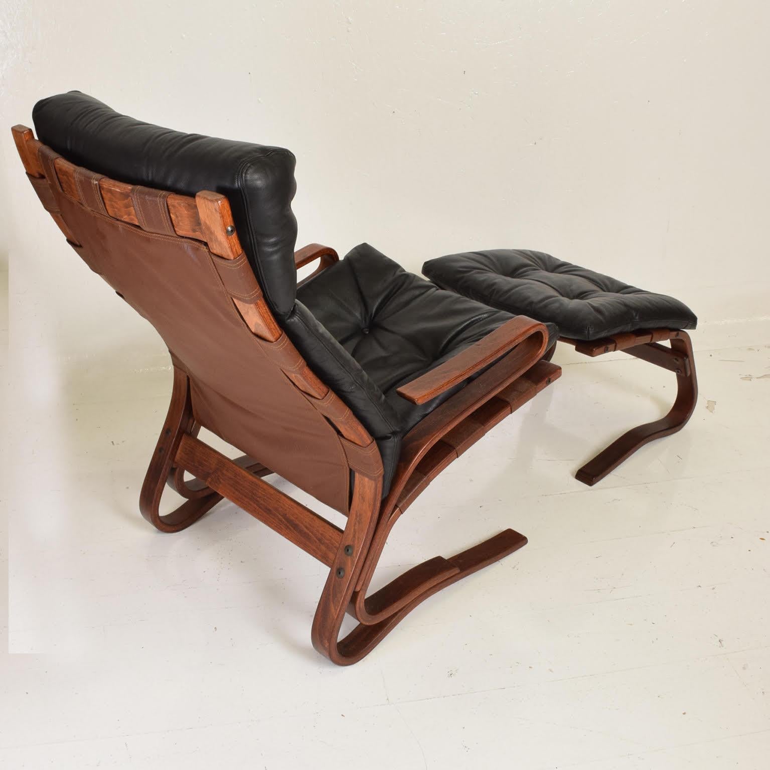 For your consideration, a lounge chair and ottoman by Ingmar Relling for Westnofa. Rare bent plywood cantilever model with matching ottoman. Bent plywood finished in rosewood color and black leather. No labels are present. 

Dimensions: Chair 40