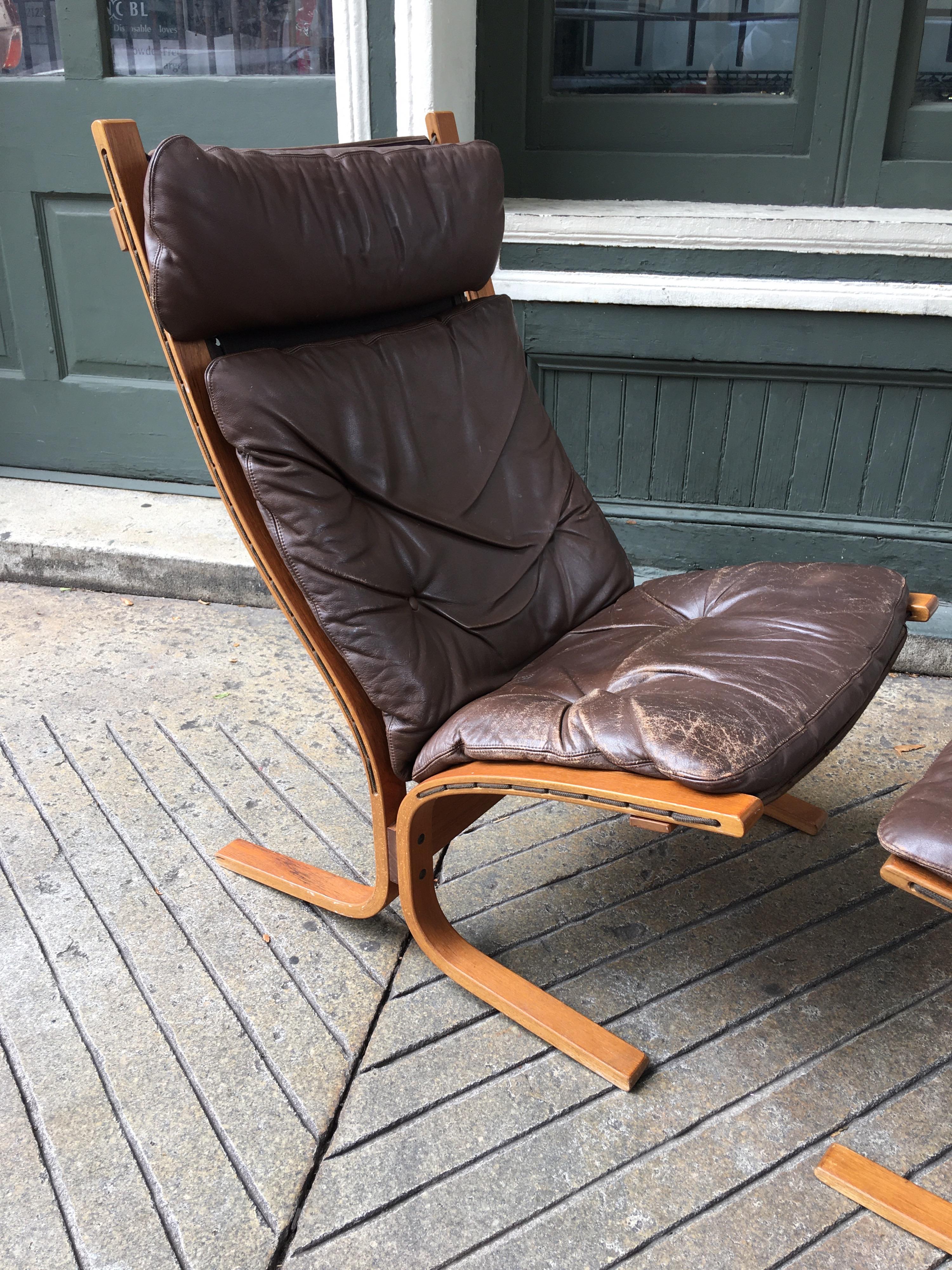 Westnofa Siesta lounge chair and ottoman designed by Ingmar Relling. Ottoman measures 24