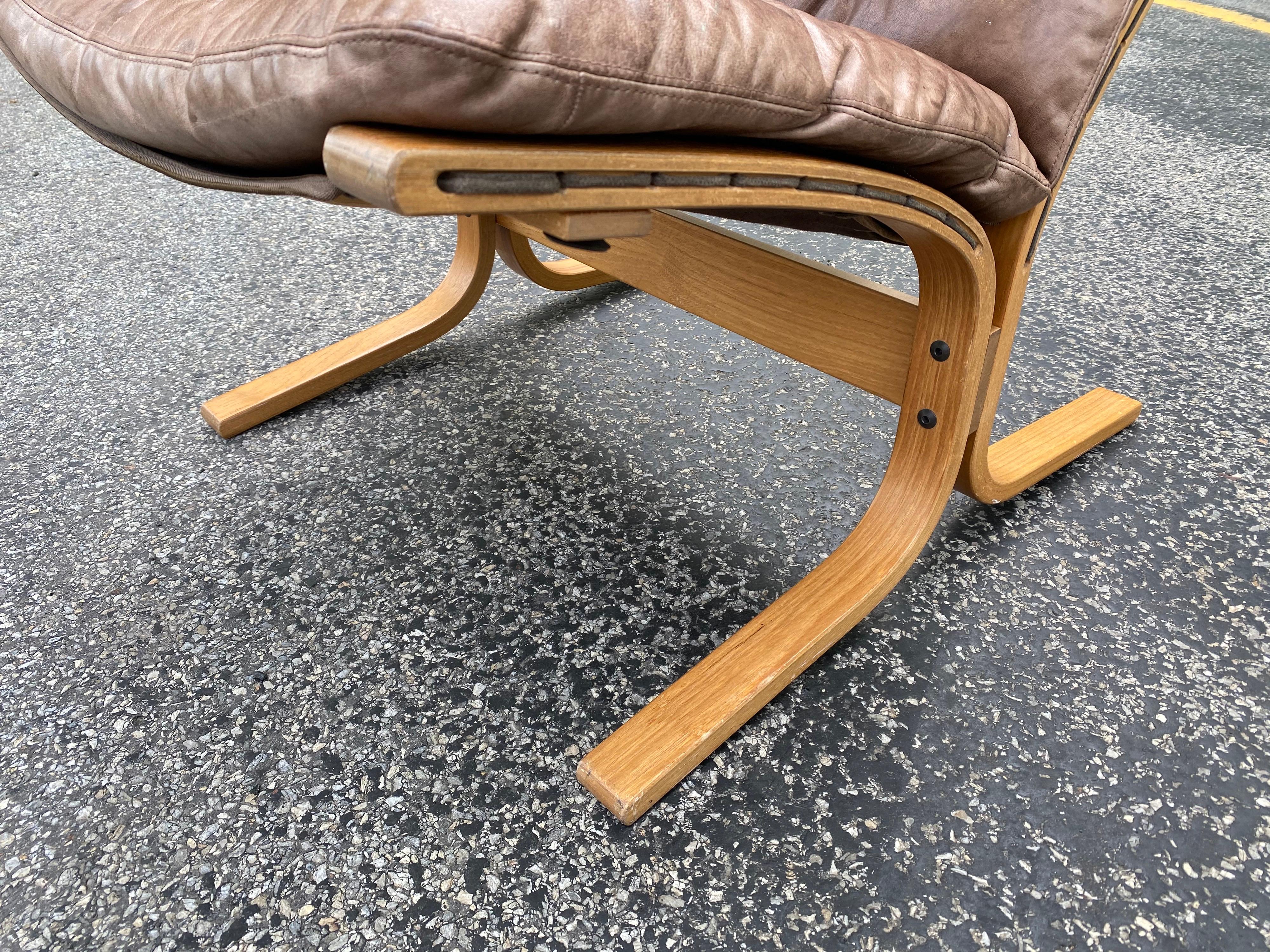 Westnofa Siesta lounge chair in brown leather designed by Ingmar Relling and produced in Norway. Nice condition, canvas is solid and clean. Leather shows slight overall fading, but is in good shape with no rips or tears.