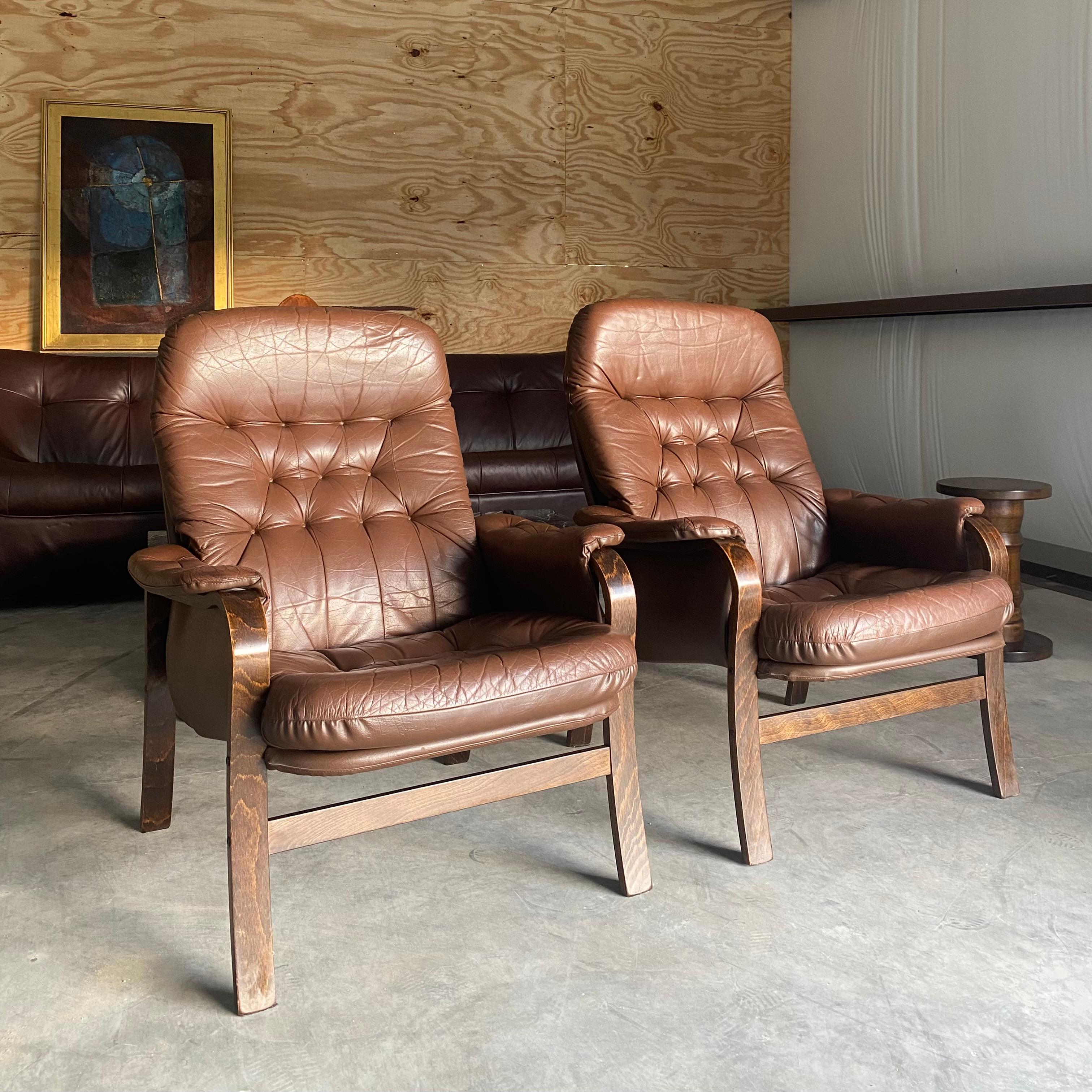 Westnofa-Style Leather Bentwood Lounge Chairs, A Pair Moderno de mediados de siglo en venta