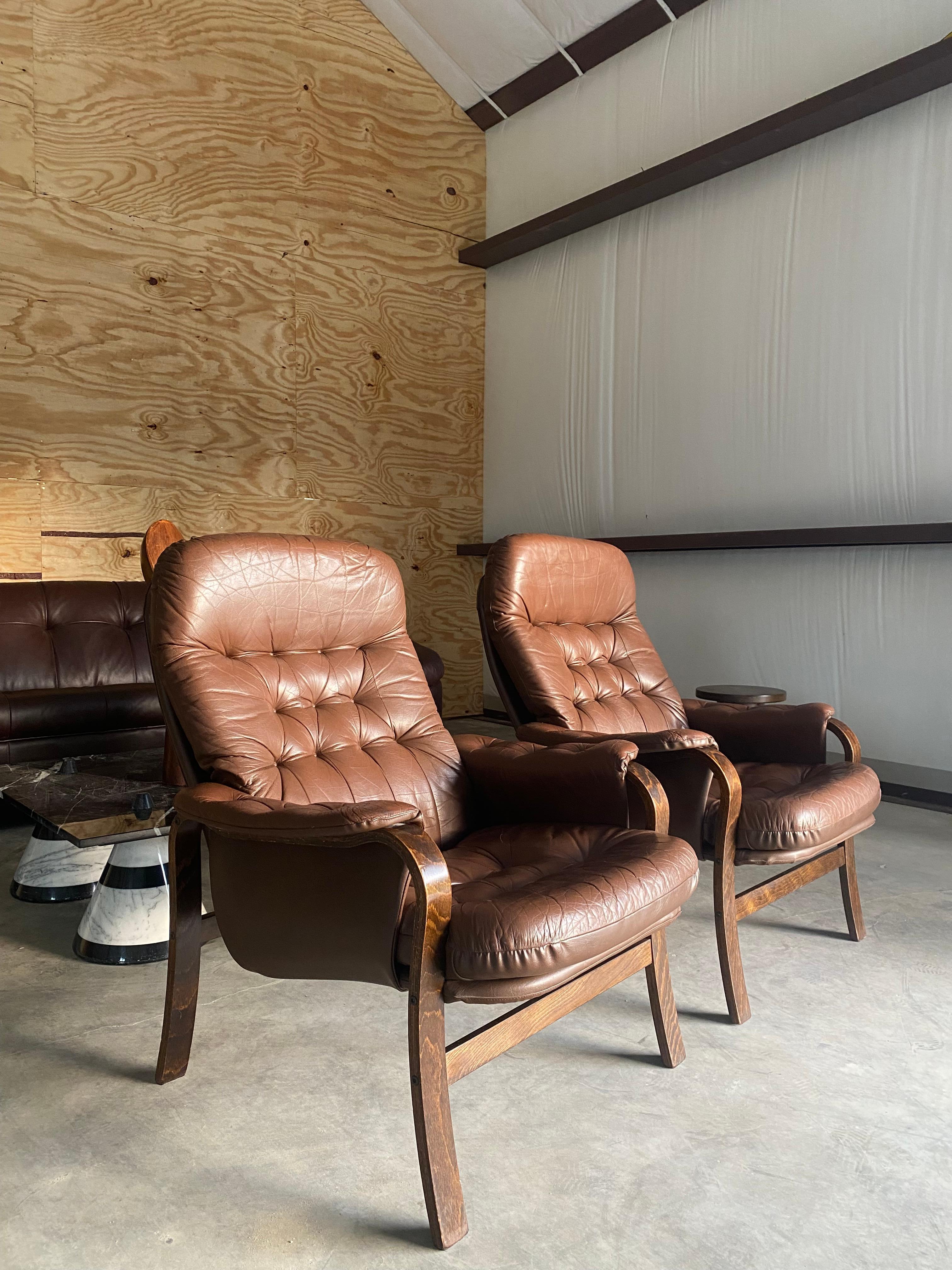 Westnofa-Style Leather Bentwood Lounge Chairs, A Pair Danés en venta