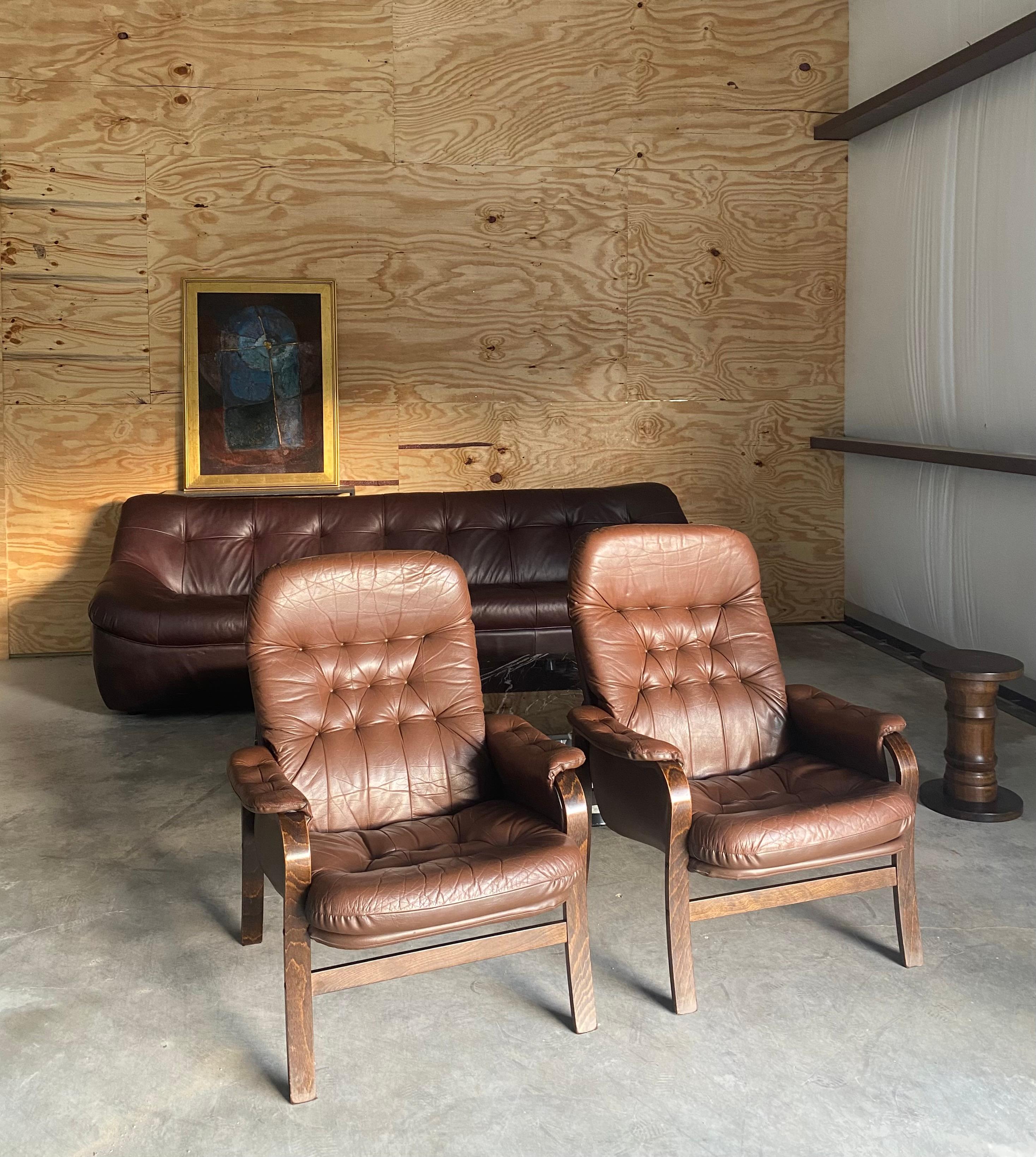 Westnofa-Style Leather Bentwood Lounge Chairs, A Pair Hecho a mano en venta