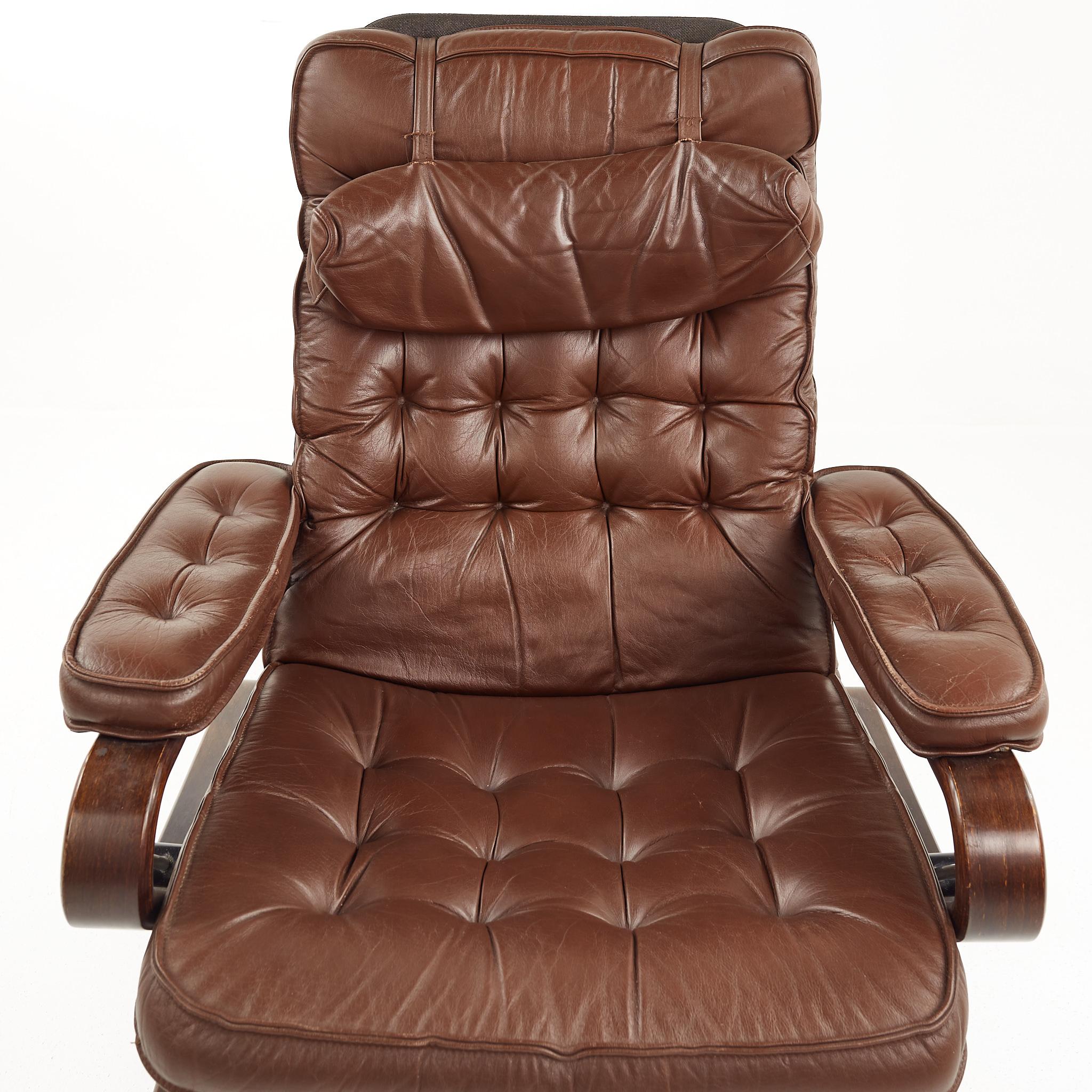 Fauteuil de salon et repose-pieds en cuir touffeté du milieu du siècle dernier de style Westnofa en vente 3