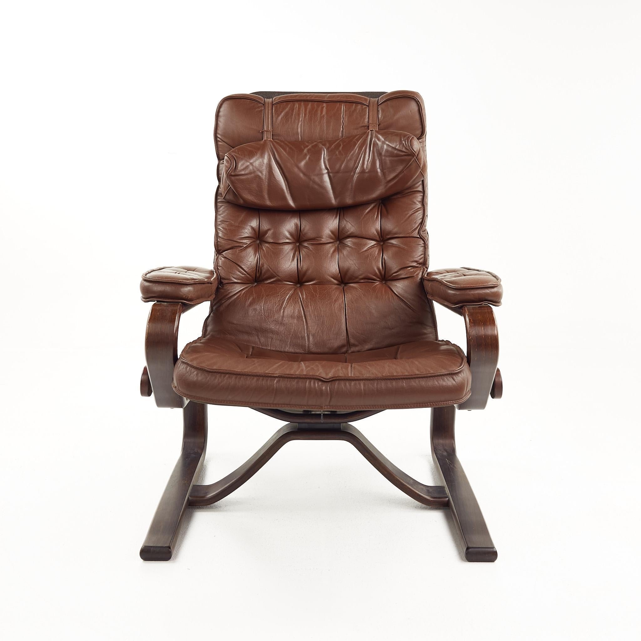 Fauteuil de salon et repose-pieds en cuir touffeté du milieu du siècle dernier de style Westnofa en vente 4