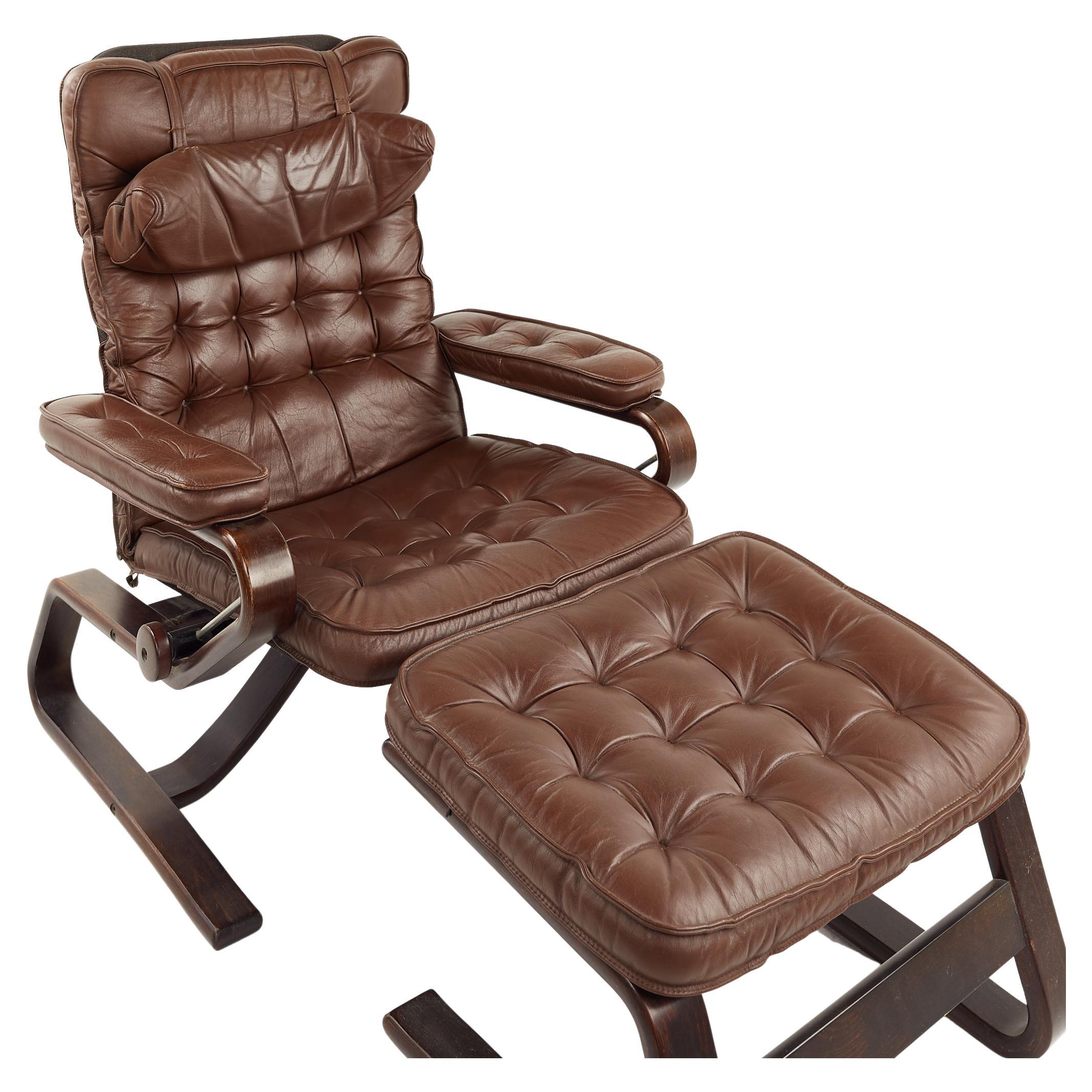 Westnofa Style Mid Century chaise longue et ottoman en cuir touffeté

Le fauteuil mesure : 30.75 de large x 29 de profond x 37 de haut, avec une hauteur d'assise de 16,5 pouces et une hauteur d'accoudoir/dégagement du fauteuil de 21,25 pouces