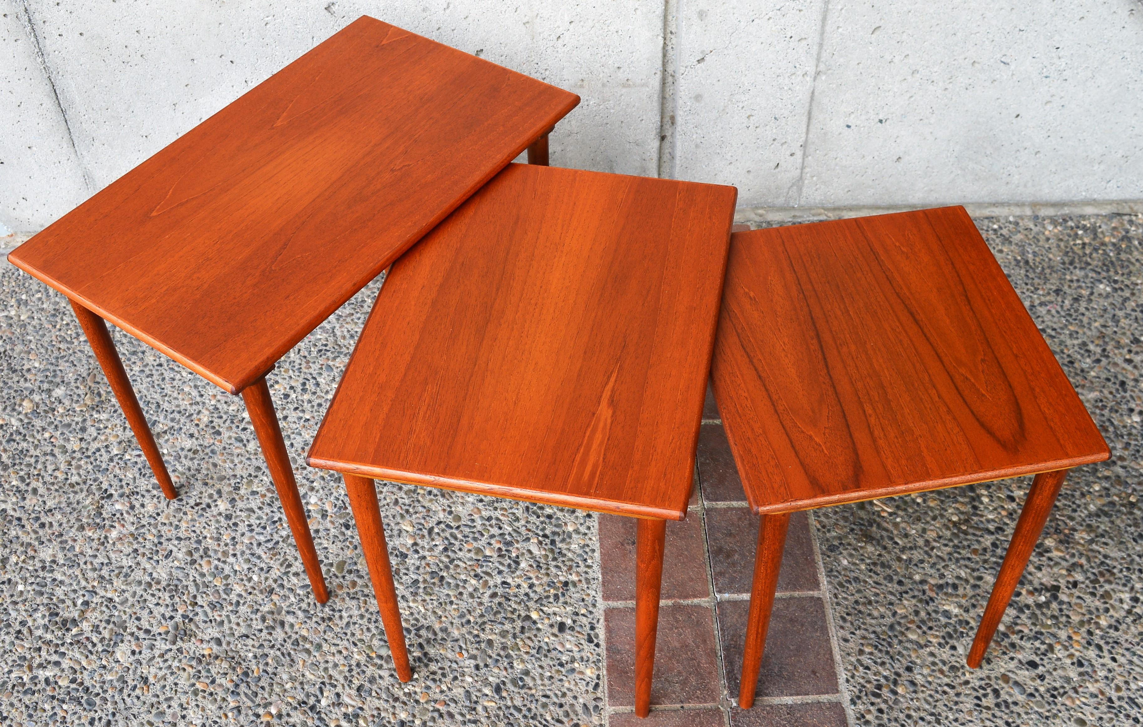 Westnofa Teak Set of 3 Nesting Tables with Conical Legs, the Lower Two Float In Good Condition In New Westminster, British Columbia