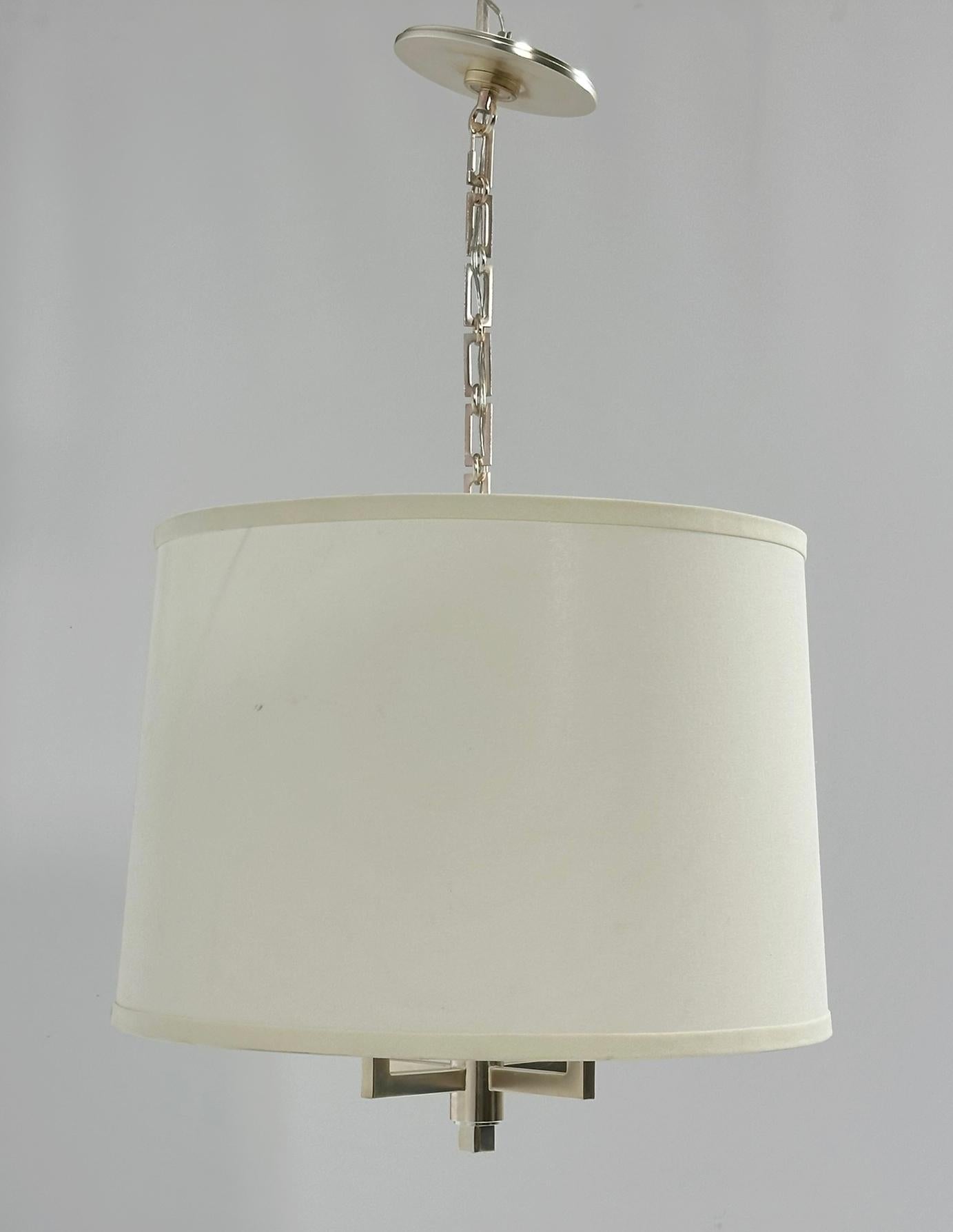 Schöner Kronleuchter, entworfen von Barbara Barry und hergestellt im Jahr 2022 von Visual Comfort.

Dieser atemberaubende Kronleuchter hat ein elegantes Finish aus poliertem Nickel, das jedem Raum einen Hauch von Raffinesse verleiht. Das klassische