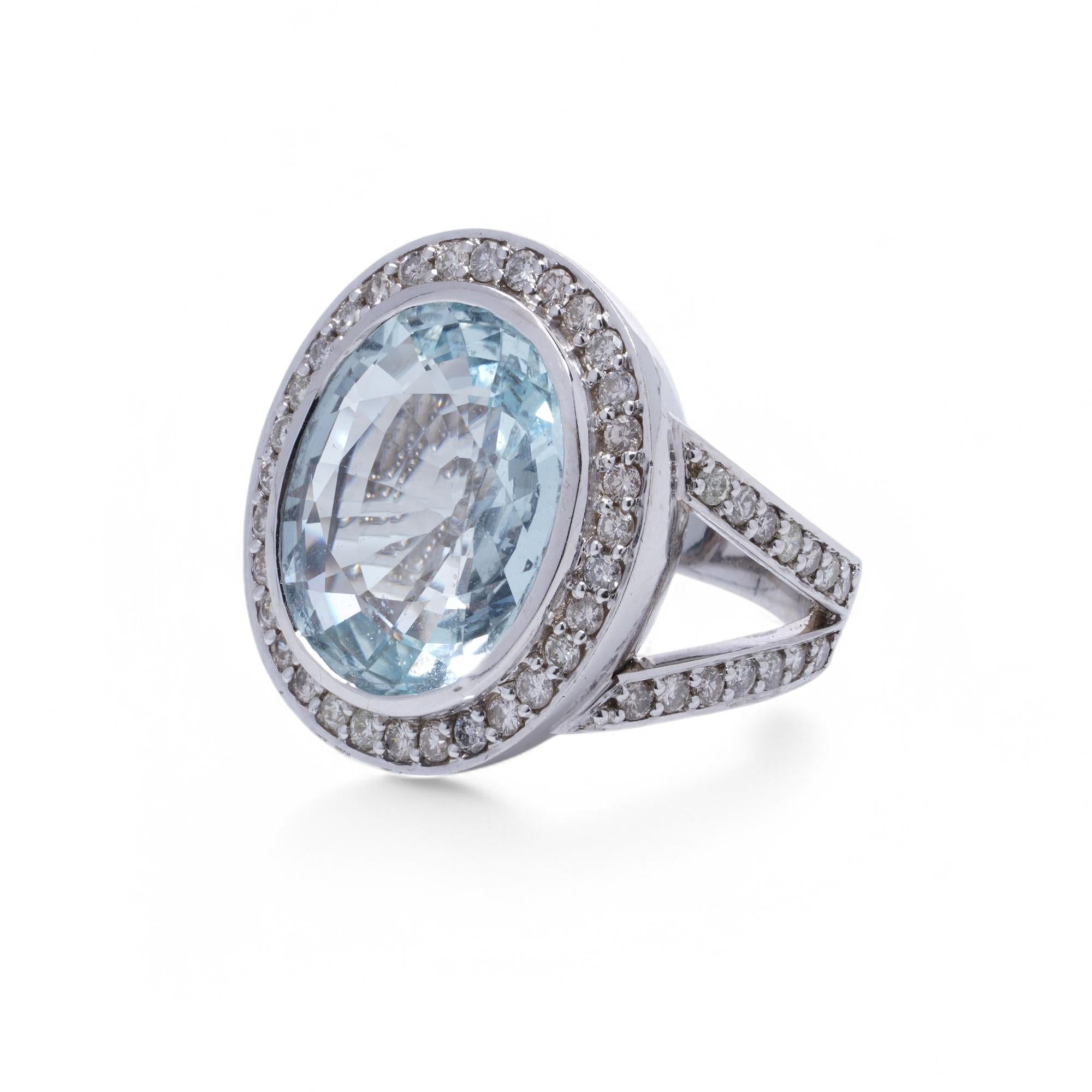 WGI-zertifiziert 10,50 Karat. Aquamarin und 1,20 Karat. Diamant-Cluster-Ring im Angebot 3