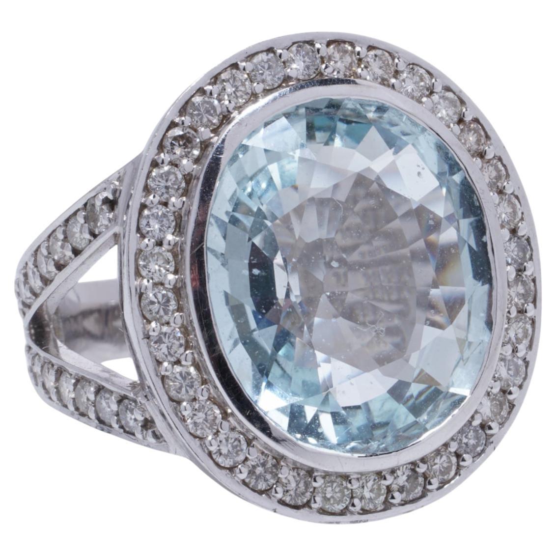 Certifié WGI 10,50 cts. Aigue-marine et 1,20 carat Bague à grappes de diamants