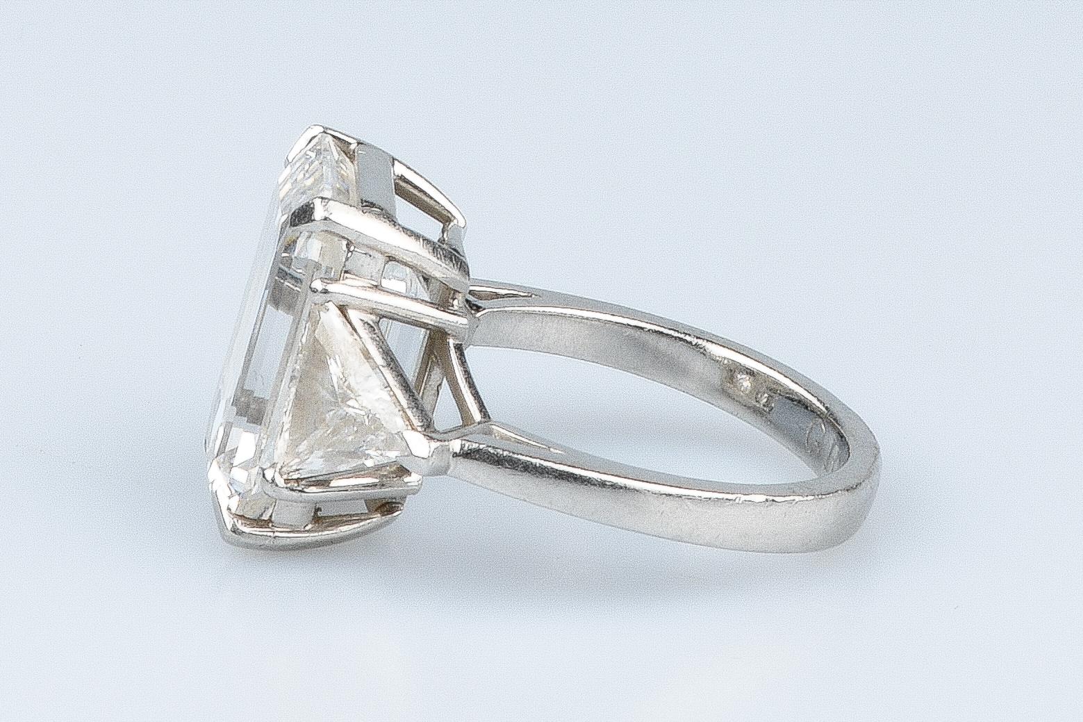 WGI certified 10.70 carat emerald cut diamond - 1.40 carat trillion cut diamonds For Sale 9