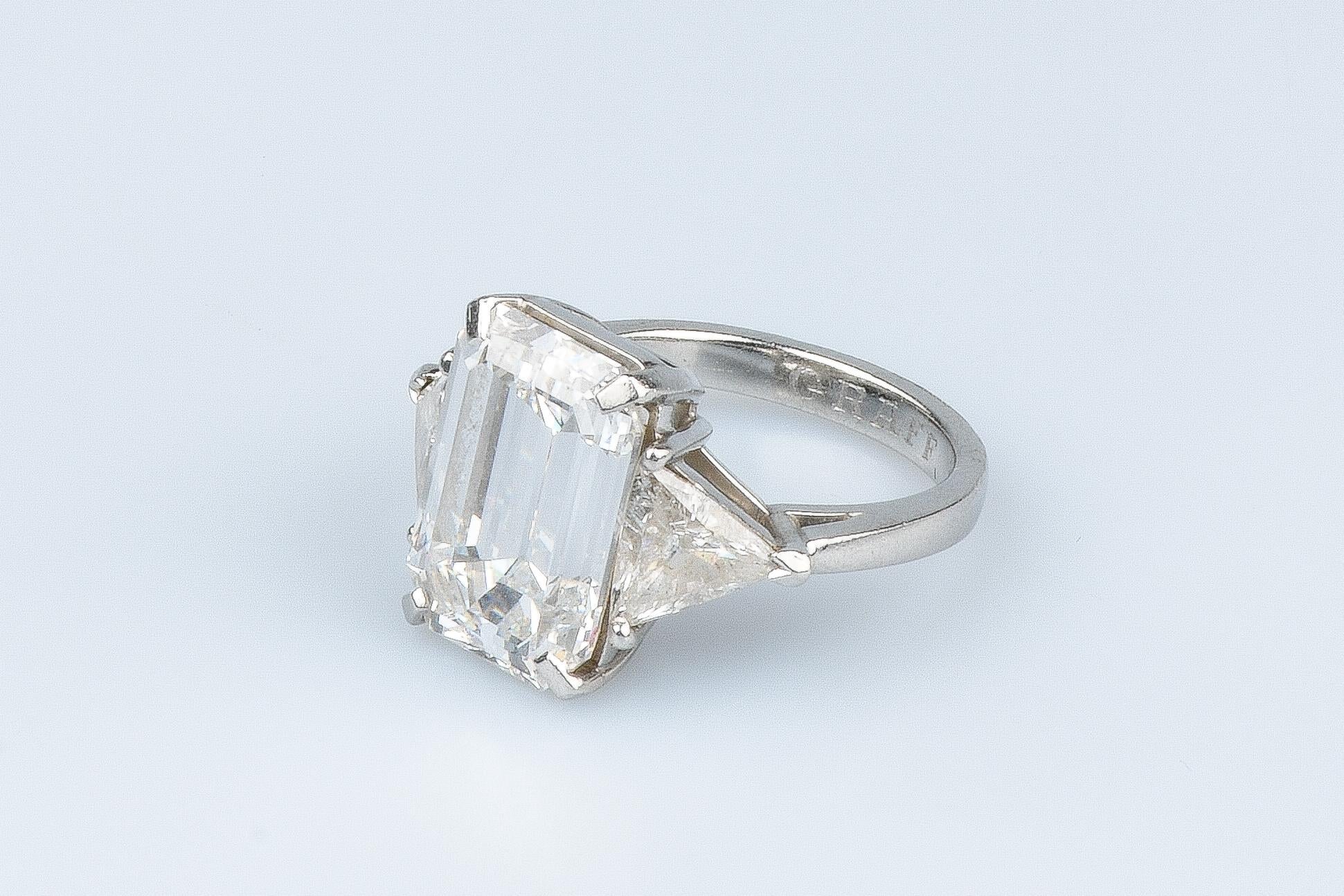 WGI certified 10.70 carat emerald cut diamond - 1.40 carat trillion cut diamonds For Sale 12