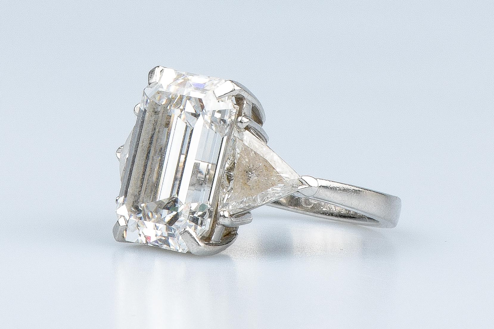 WGI certified 10.70 carat emerald cut diamond - 1.40 carat trillion cut diamonds For Sale 14