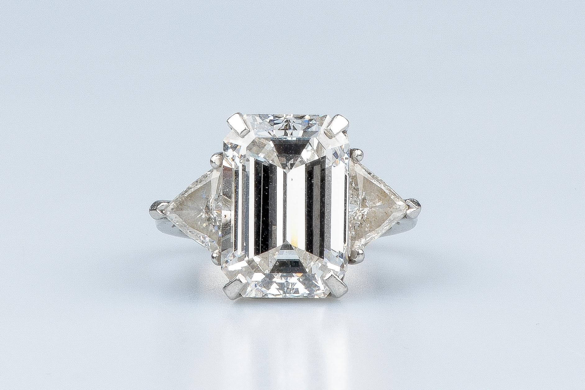 Emerald Cut WGI certified 10.70 carat emerald cut diamond - 1.40 carat trillion cut diamonds For Sale