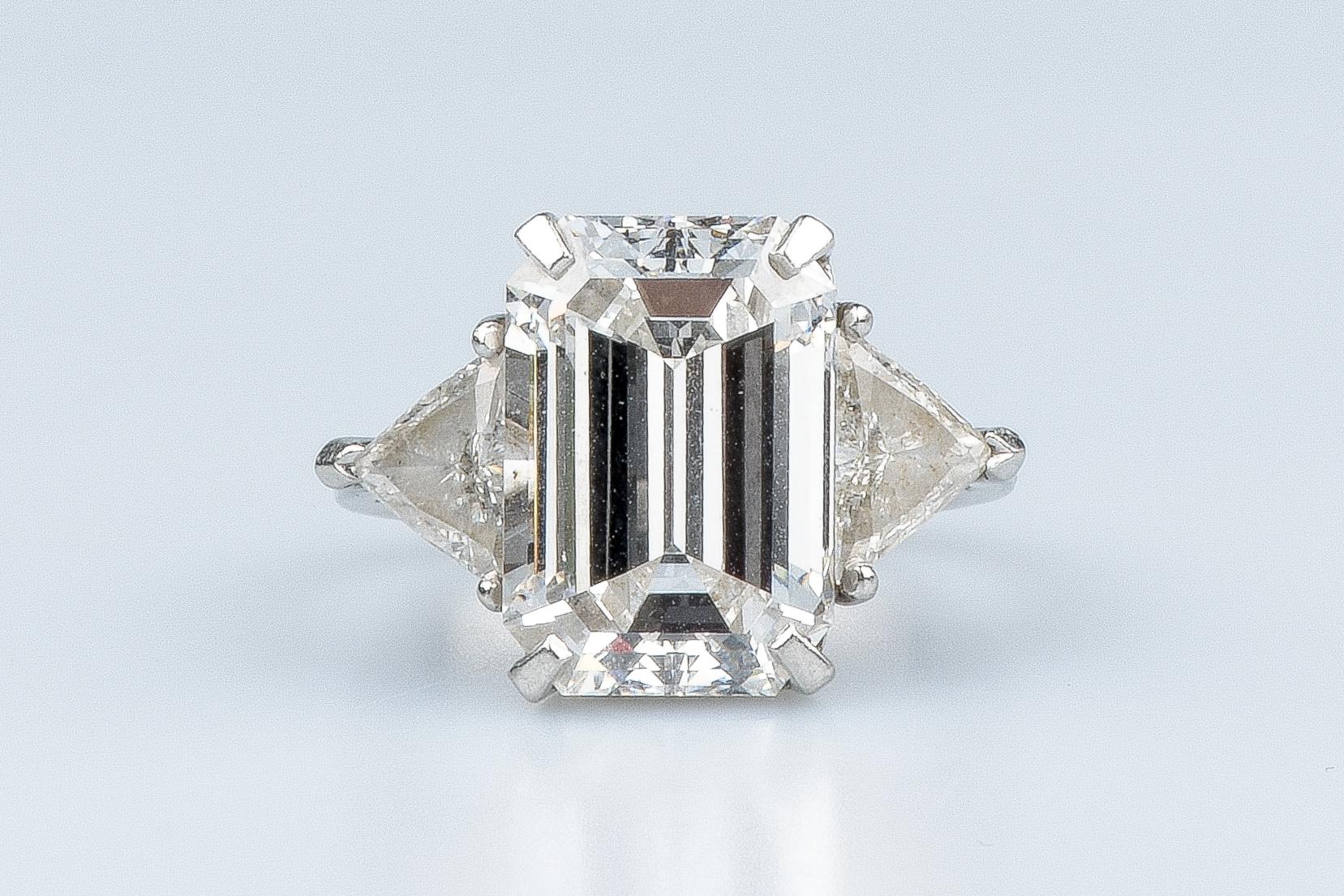 WGI certified 10.70 carat emerald cut diamond - 1.40 carat trillion cut diamonds In Excellent Condition For Sale In Monte-Carlo, MC