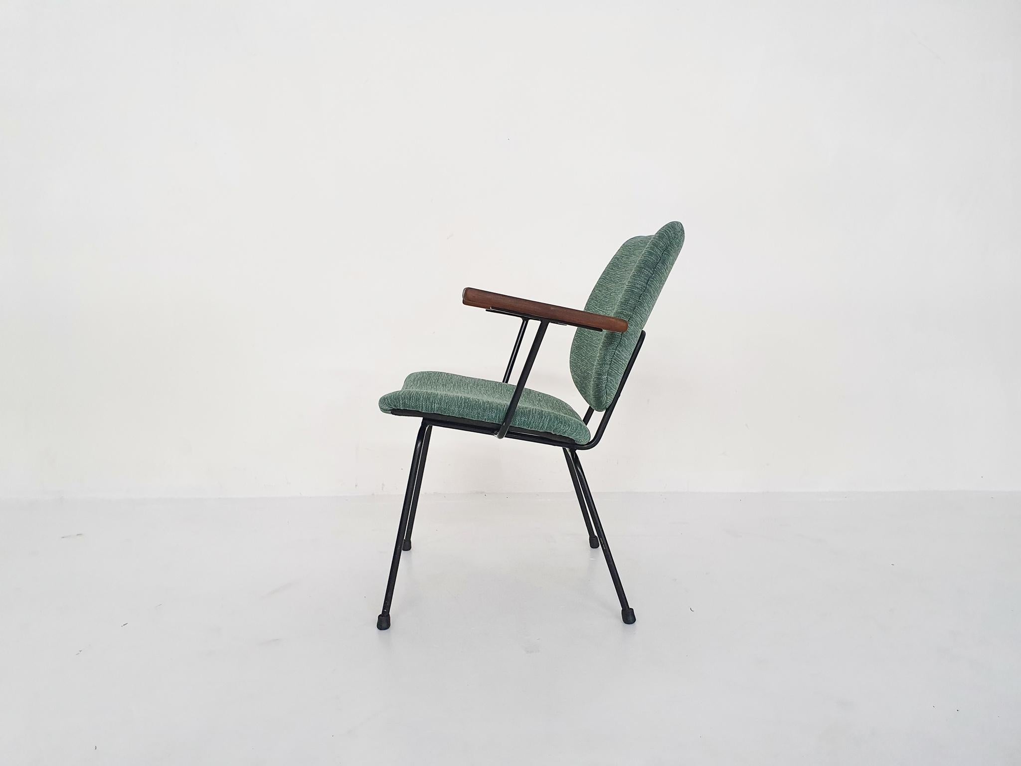 Minimalistic lounge chair, designed by W.H. Gispen for Kembo in The Netherlands in 1954
Black metal frame with teak arm rests and new green upholstery.