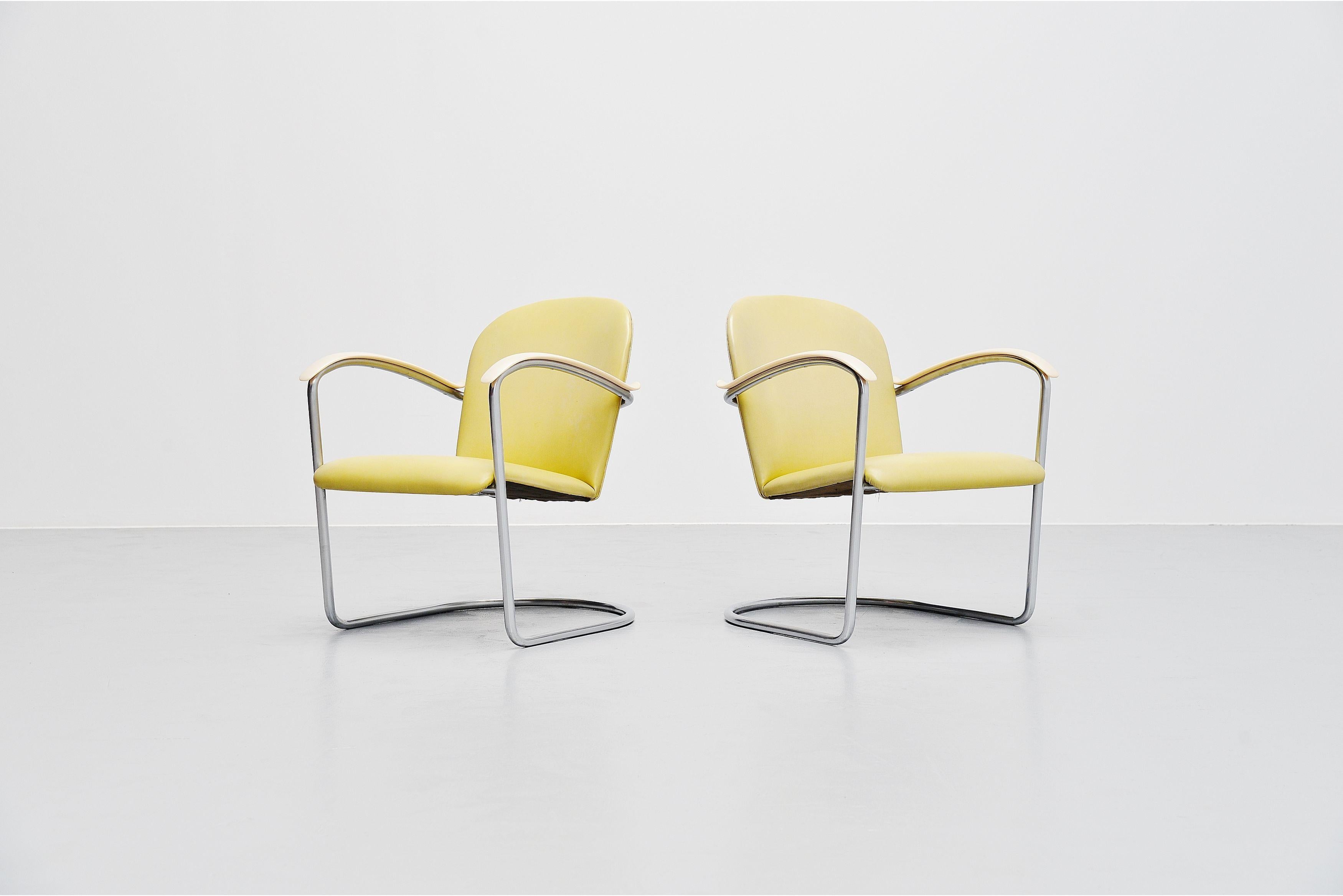 Très belle et rare paire de chaises longues conçue par WH Gispen pour Gispen, Hollande, 1937. Ces exemples spécifiques ont été fabriqués spécialement pour T.H. Delft en 1961. Ce sont les seuls exemplaires fabriqués avec des accoudoirs en bakélite