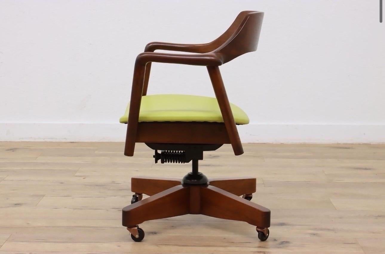 WH Gunlocke Silla de escritorio giratoria de nogal y cuero Moderno de mediados de siglo en venta