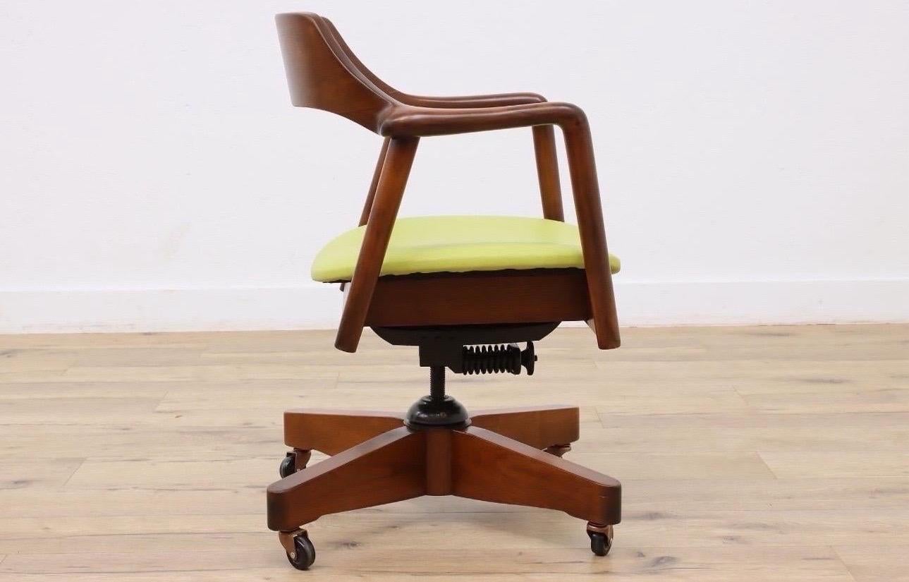 WH Gunlocke Silla de escritorio giratoria de nogal y cuero Estadounidense en venta
