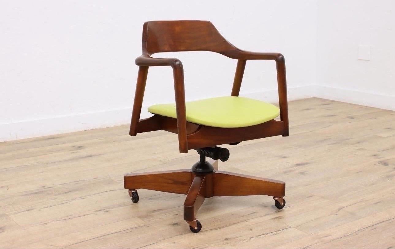 WH Gunlocke Silla de escritorio giratoria de nogal y cuero en Bueno estado para la venta en New York, NY