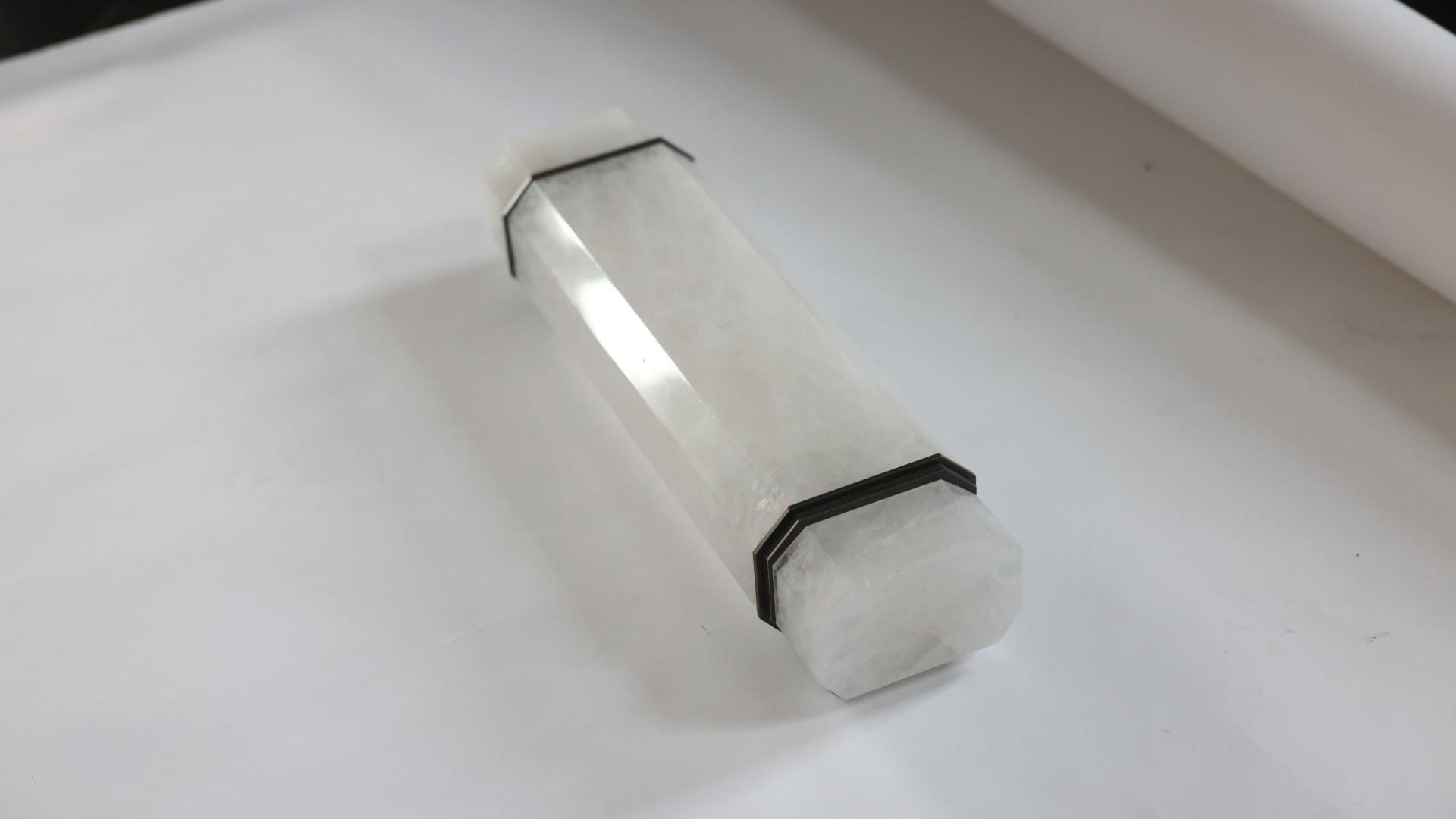 appliques in cristallo di rocca con decorazioni in ottone invecchiato. Creato da Phoenix Gallery.
Dimensioni e finiture metalliche personalizzate su richiesta.
Ogni applique è dotata di due prese E26. 80 watt di luce calda a LED a tubo lungo per