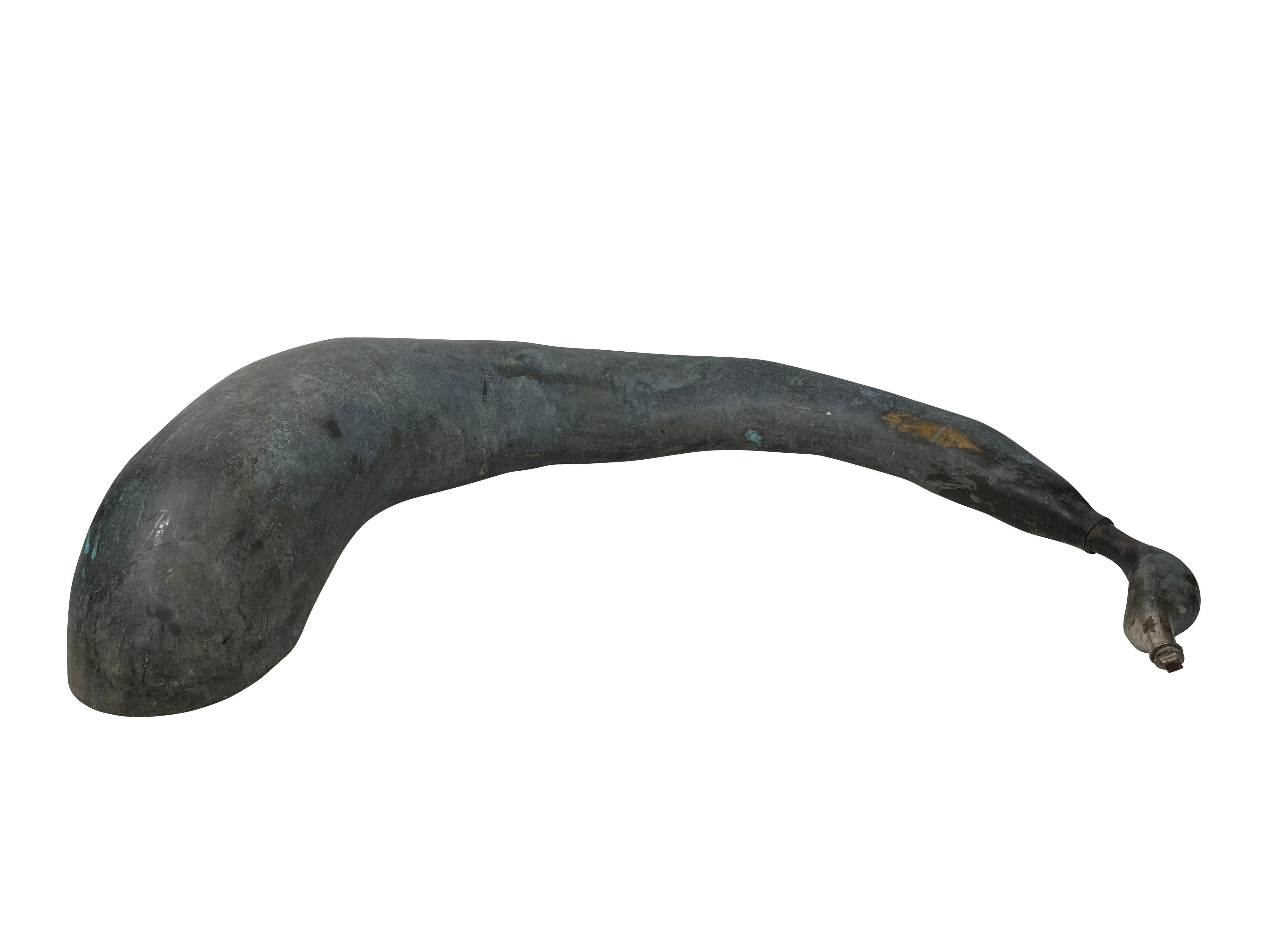 Intéressante baleine en bronze de jardin à forme libre comme sculpture/fontaine. Les mesures de la forme abstraite de la baleine 
44 L x 12 P x 10 H et dispose d'un robinet dans la queue où un tuyau peut être attaché pour pomper l'eau jusqu'à un