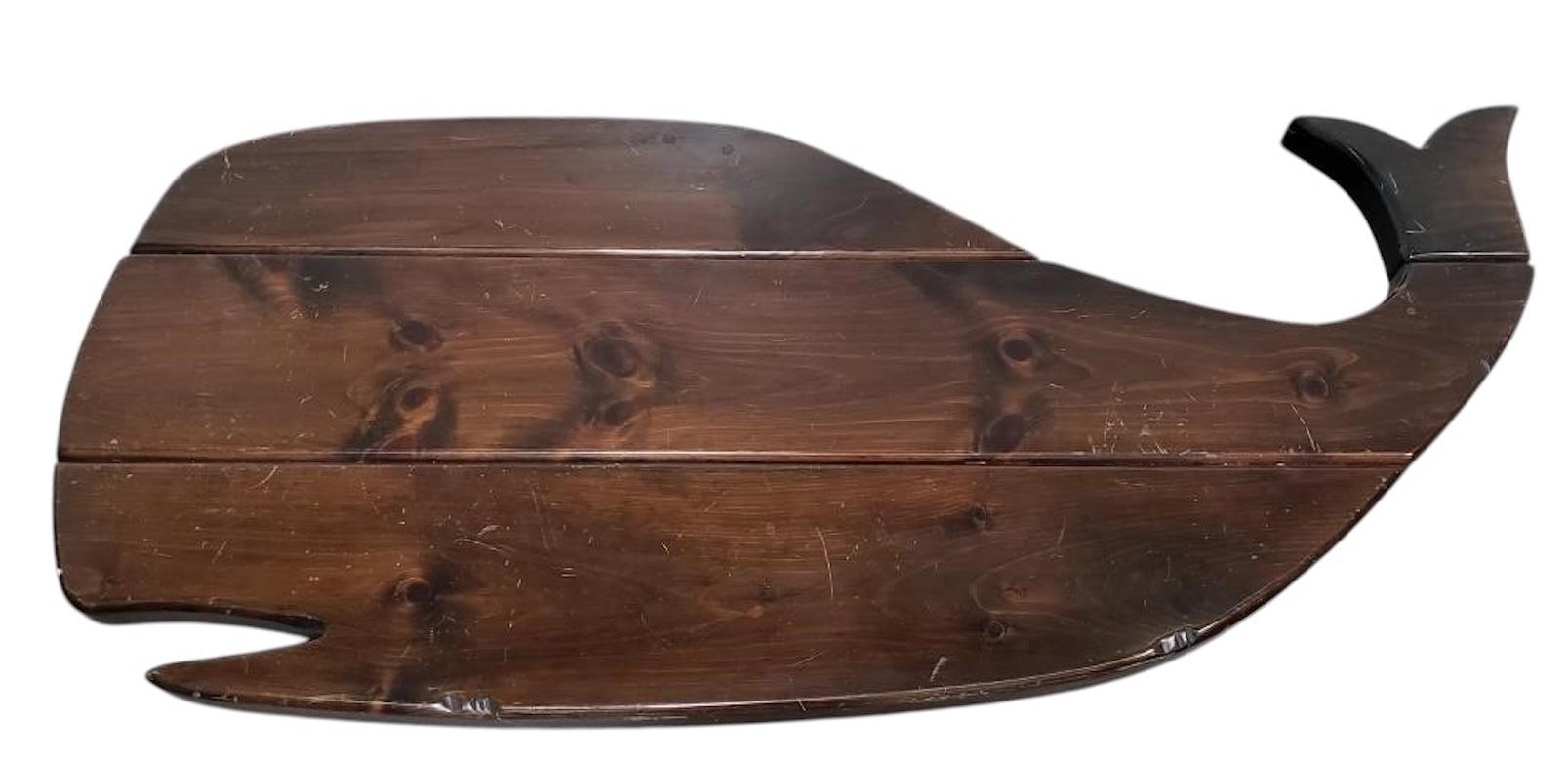 Apportez une touche d'élégance nautique et de flair artistique à votre espace de vie avec cette étonnante table basse en bois en forme de baleine. Inspirée par les courbes gracieuses des créatures majestueuses de l'océan, cette table unique est un