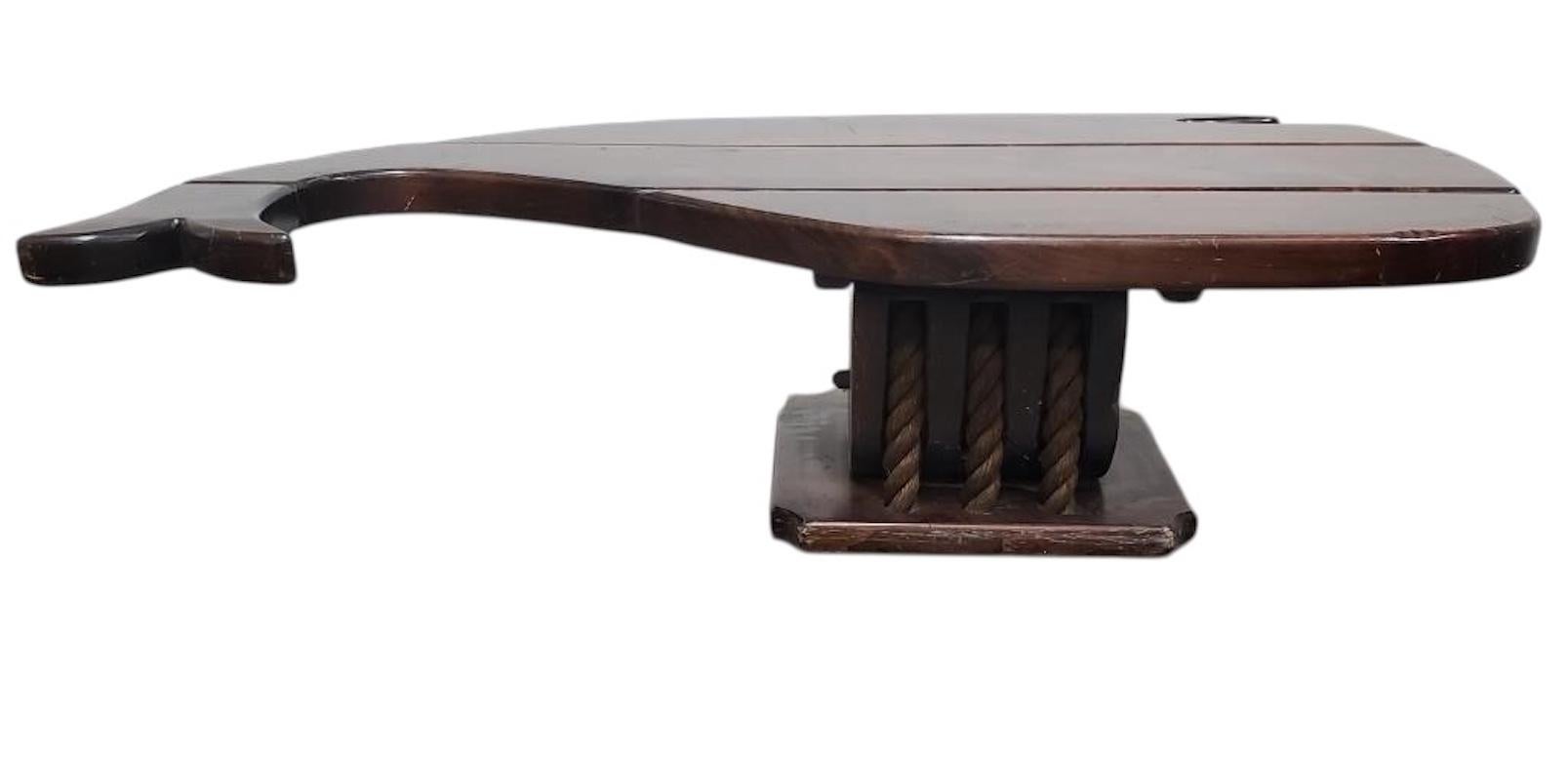 Américain Table basse en bois formulée en forme de baleine en vente