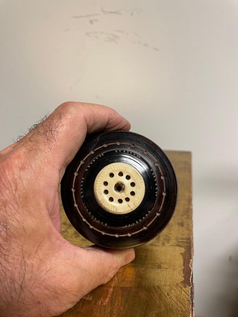 Caja redonda con tapa, de hueso y madera ebonizada, fabricada por balleneros, hacia 1850 en venta 3