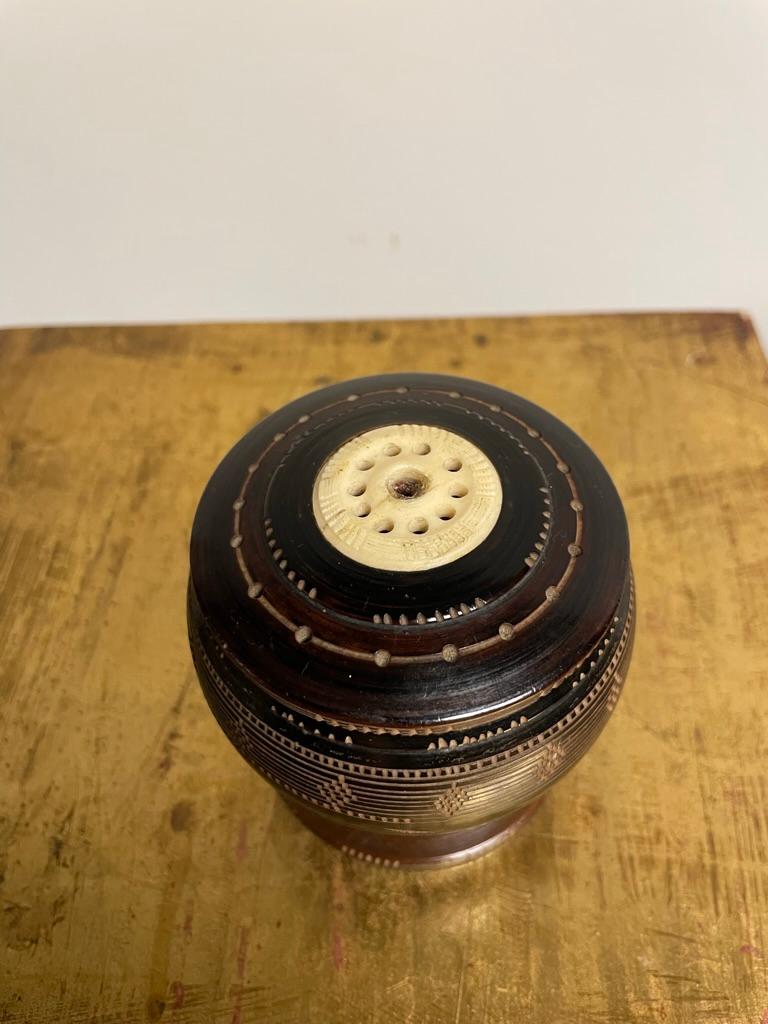 Caja redonda con tapa, de hueso y madera ebonizada, fabricada por balleneros, hacia 1850 Estadounidense en venta
